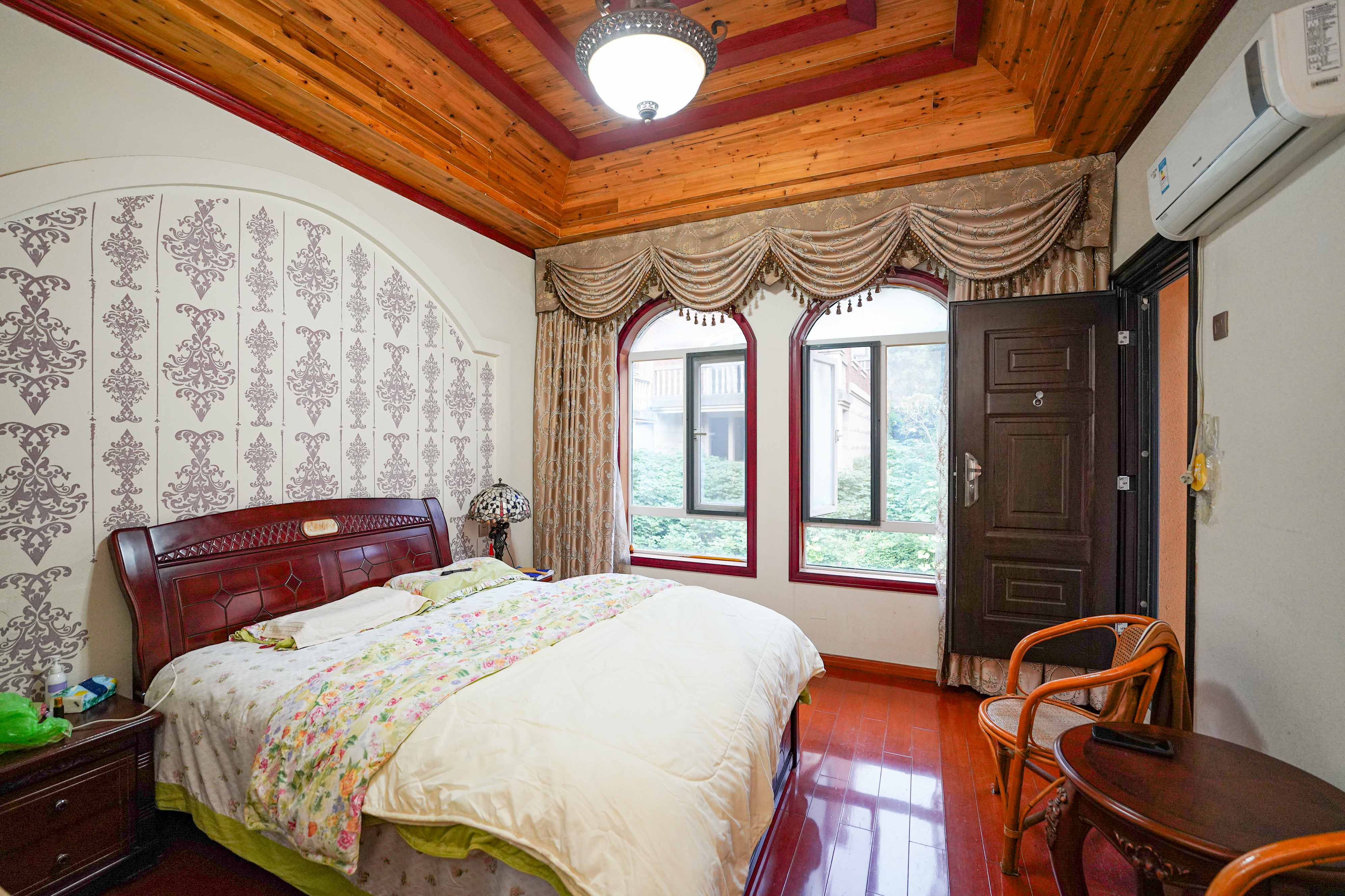 格兰小镇  5室2厅3卫    368.0万 格兰小镇  5室2厅3卫    368.0万卧室