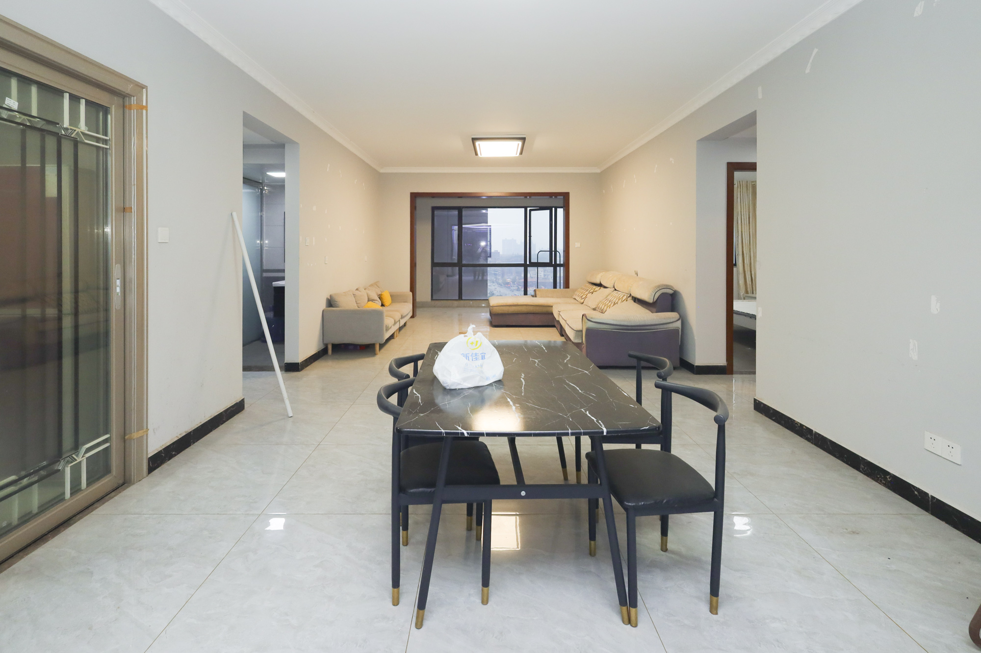 美来美城市广场 4室2厅2卫 88.0万 美来美城市广场 4室2厅2卫 88.0万客厅