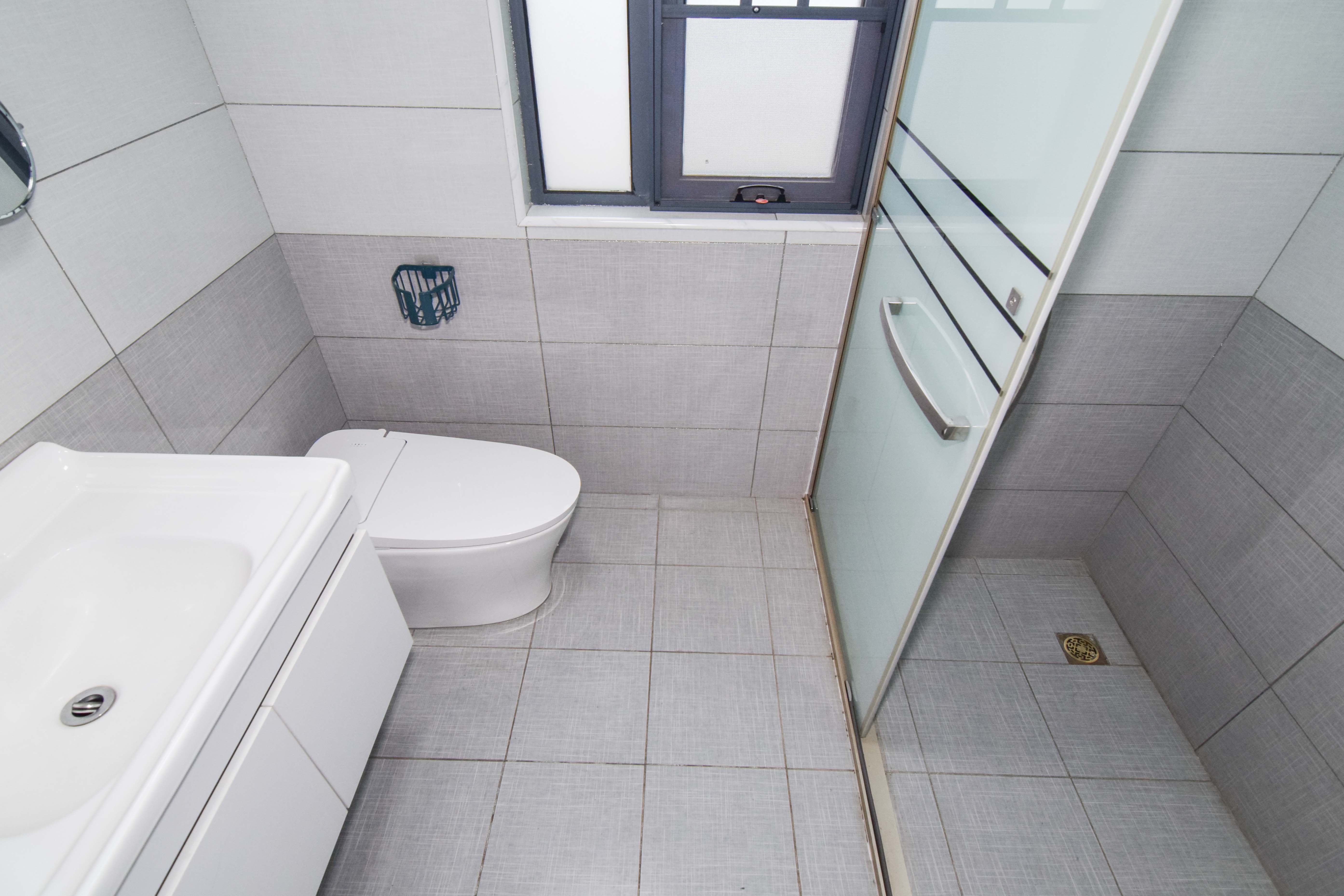 澳海澜庭 3室2厅2卫 85.0万 澳海澜庭 3室2厅2卫 85.0万卫生间