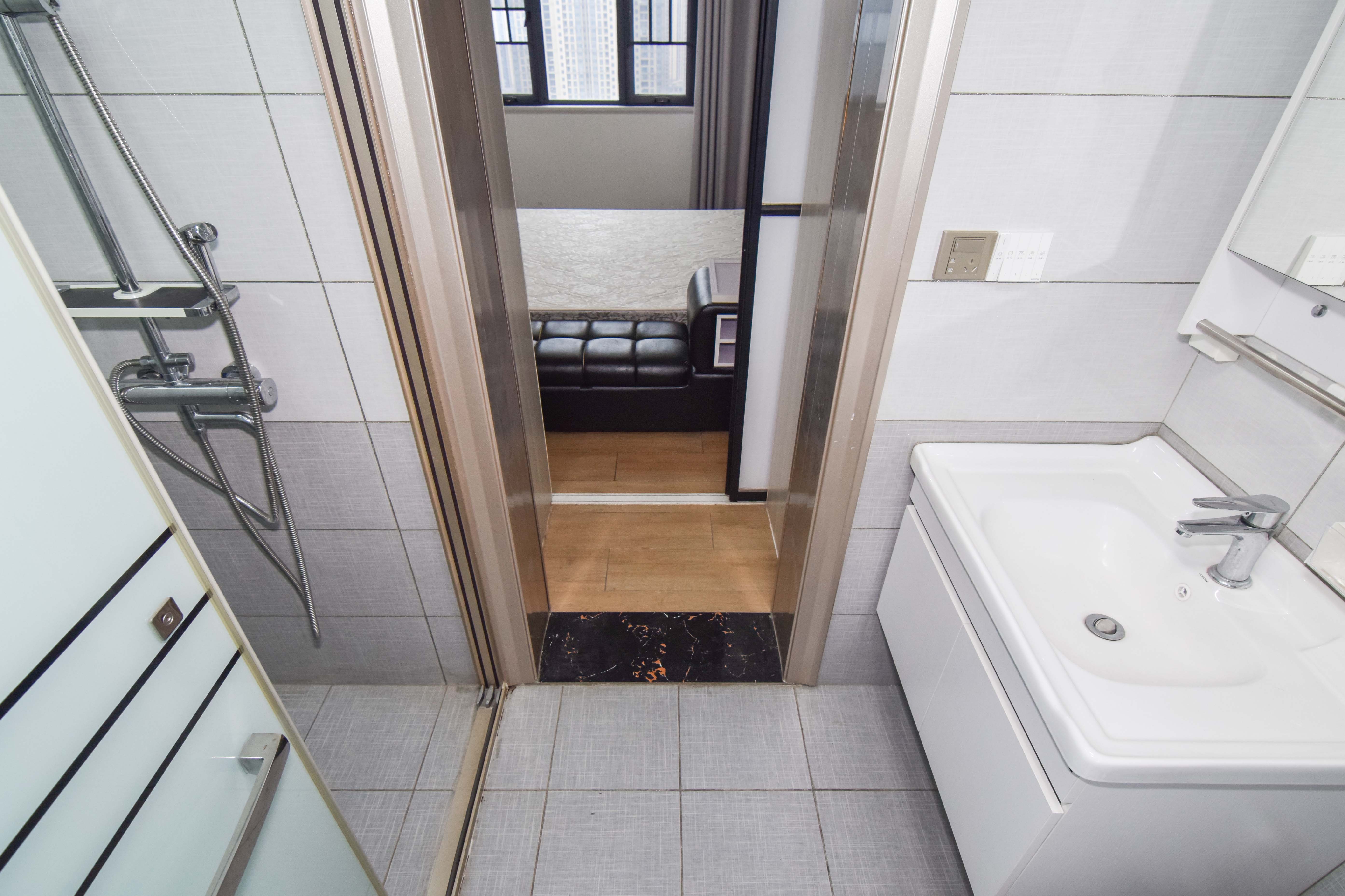 澳海澜庭 3室2厅2卫 85.0万 澳海澜庭 3室2厅2卫 85.0万卫生间