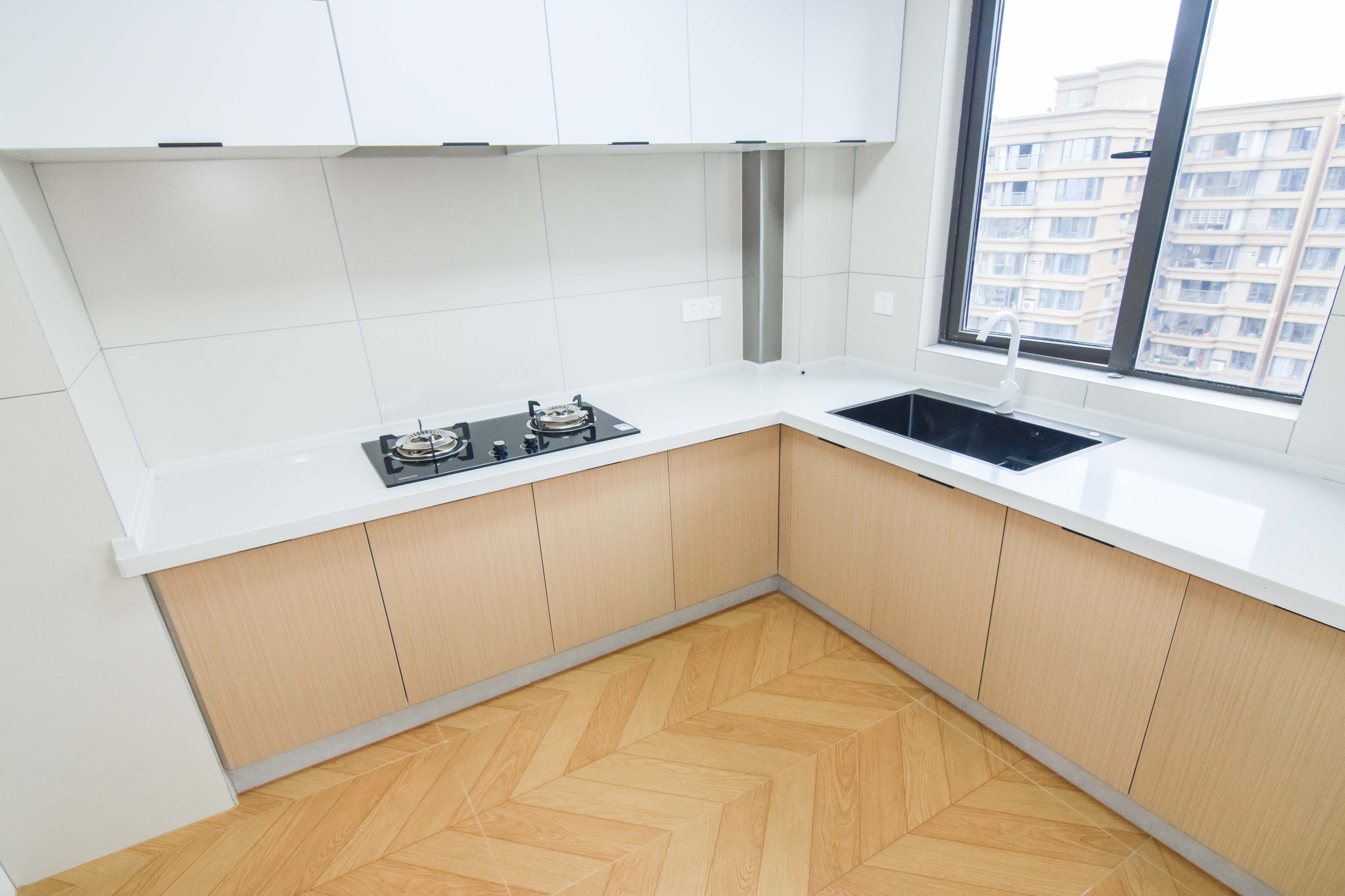 润和长郡（润和紫郡二三期）  5室2厅2卫    132.8万厨房