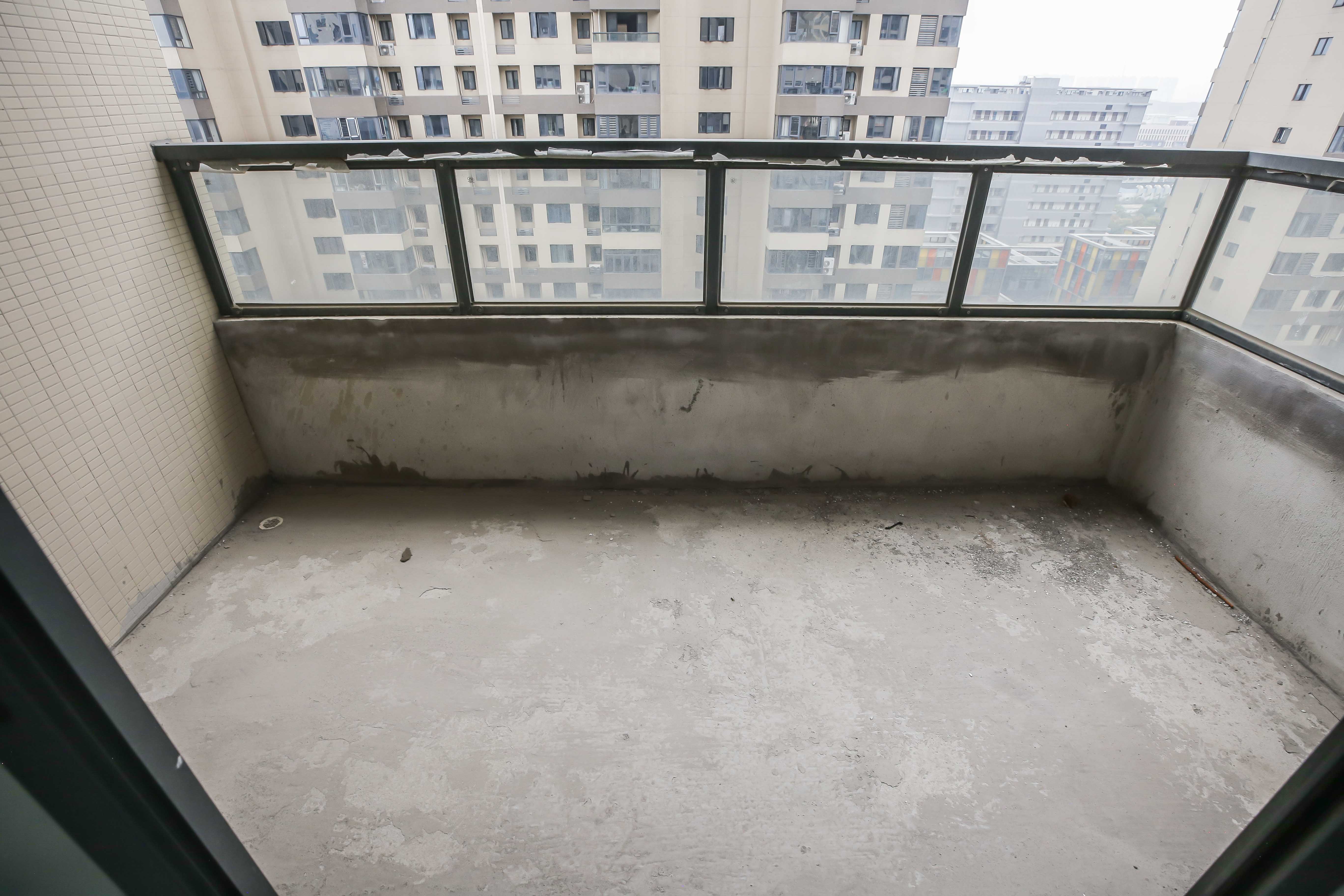 长房云时代  3室2厅1卫   83.00万阳台