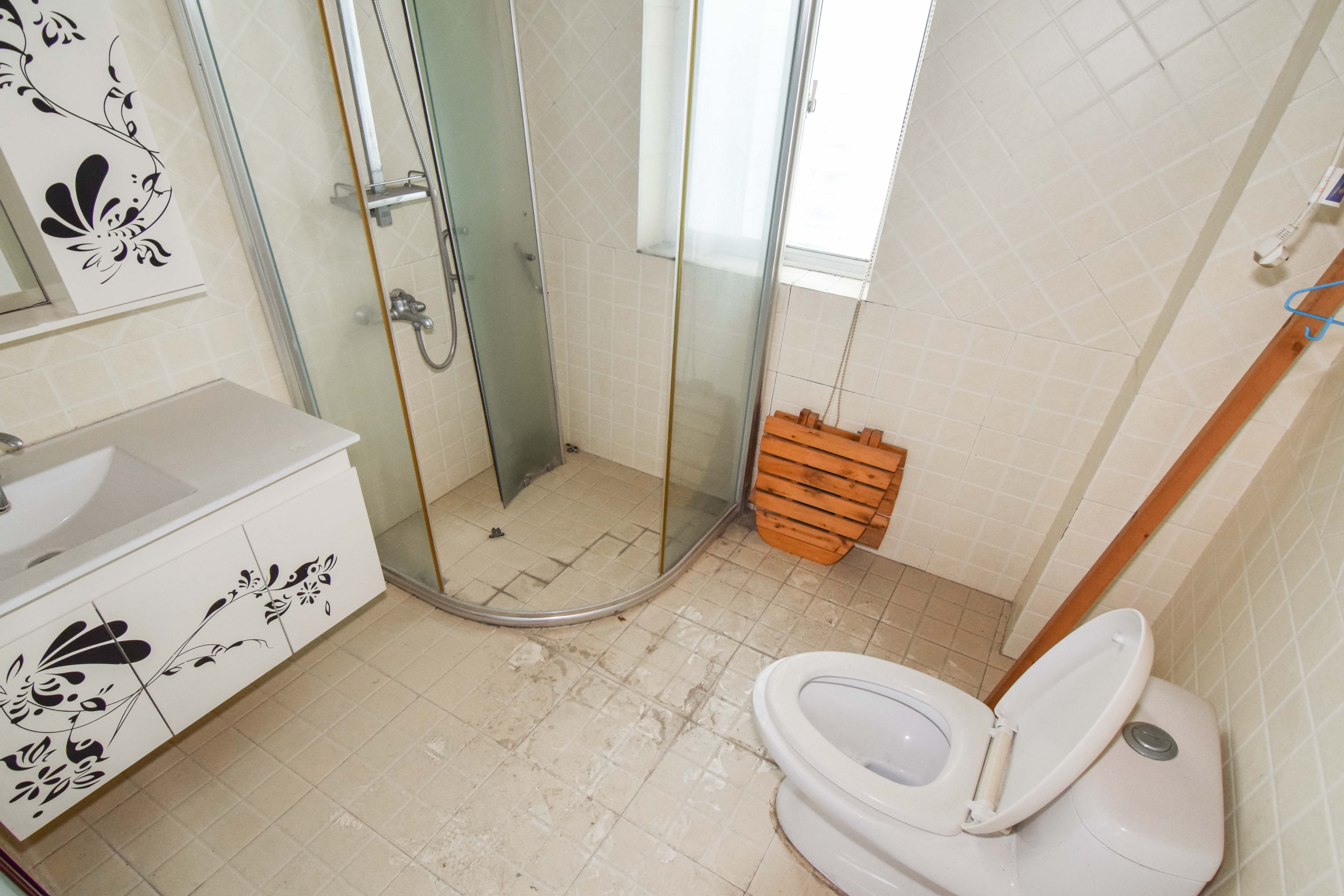 联诚花园 3室2厅2卫 65.0万 联诚花园 3室2厅2卫 65.0万卫生间