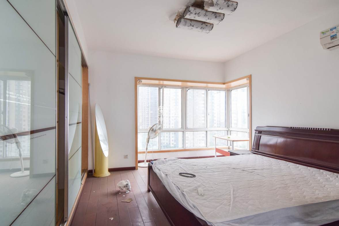 联诚花园 3室2厅2卫 65.0万 联诚花园 3室2厅2卫 65.0万卧室