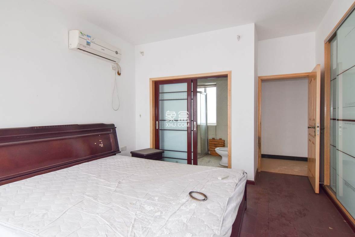 联诚花园 3室2厅2卫 65.0万 联诚花园 3室2厅2卫 65.0万卧室