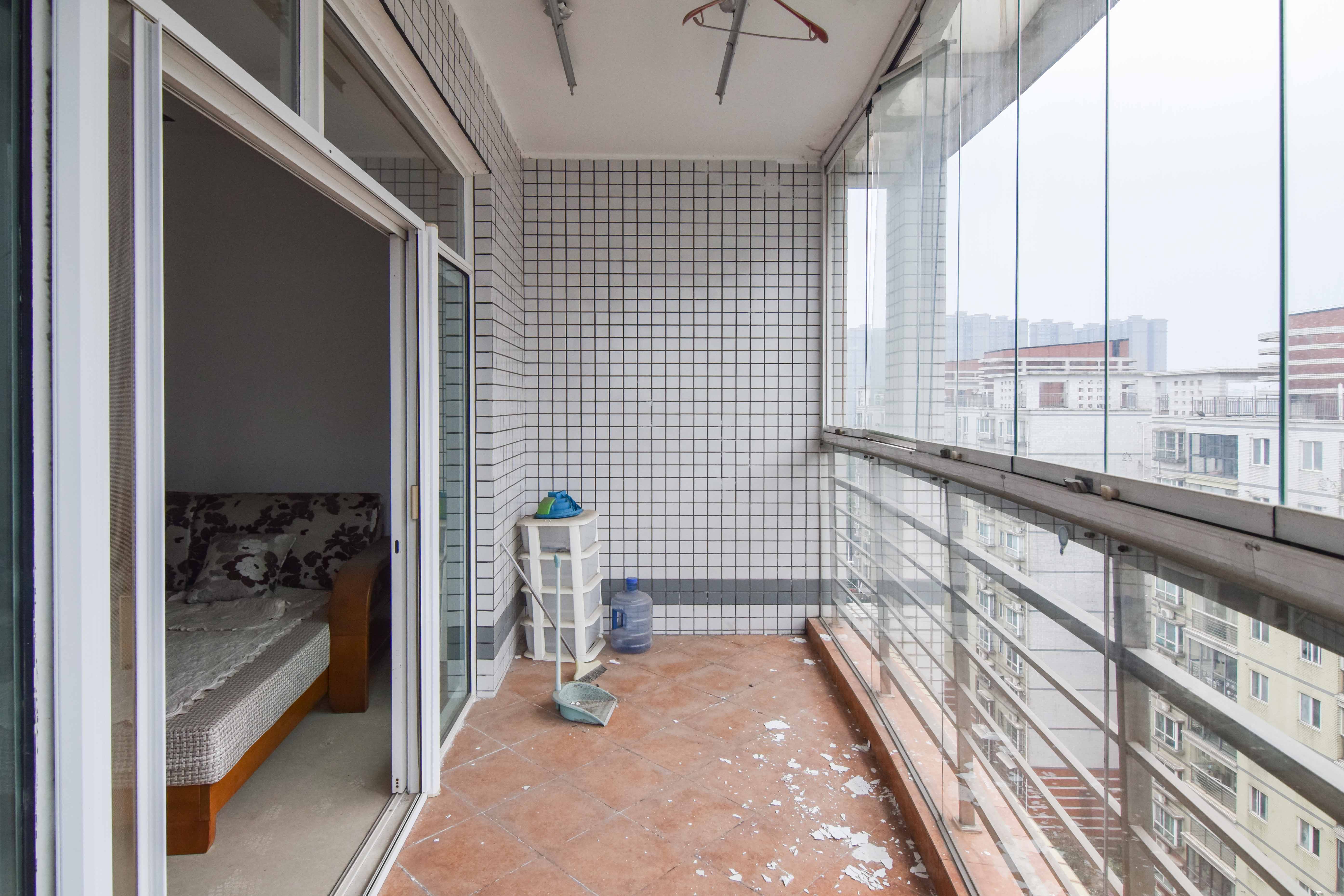 联诚花园 3室2厅2卫 65.0万 联诚花园 3室2厅2卫 65.0万阳台