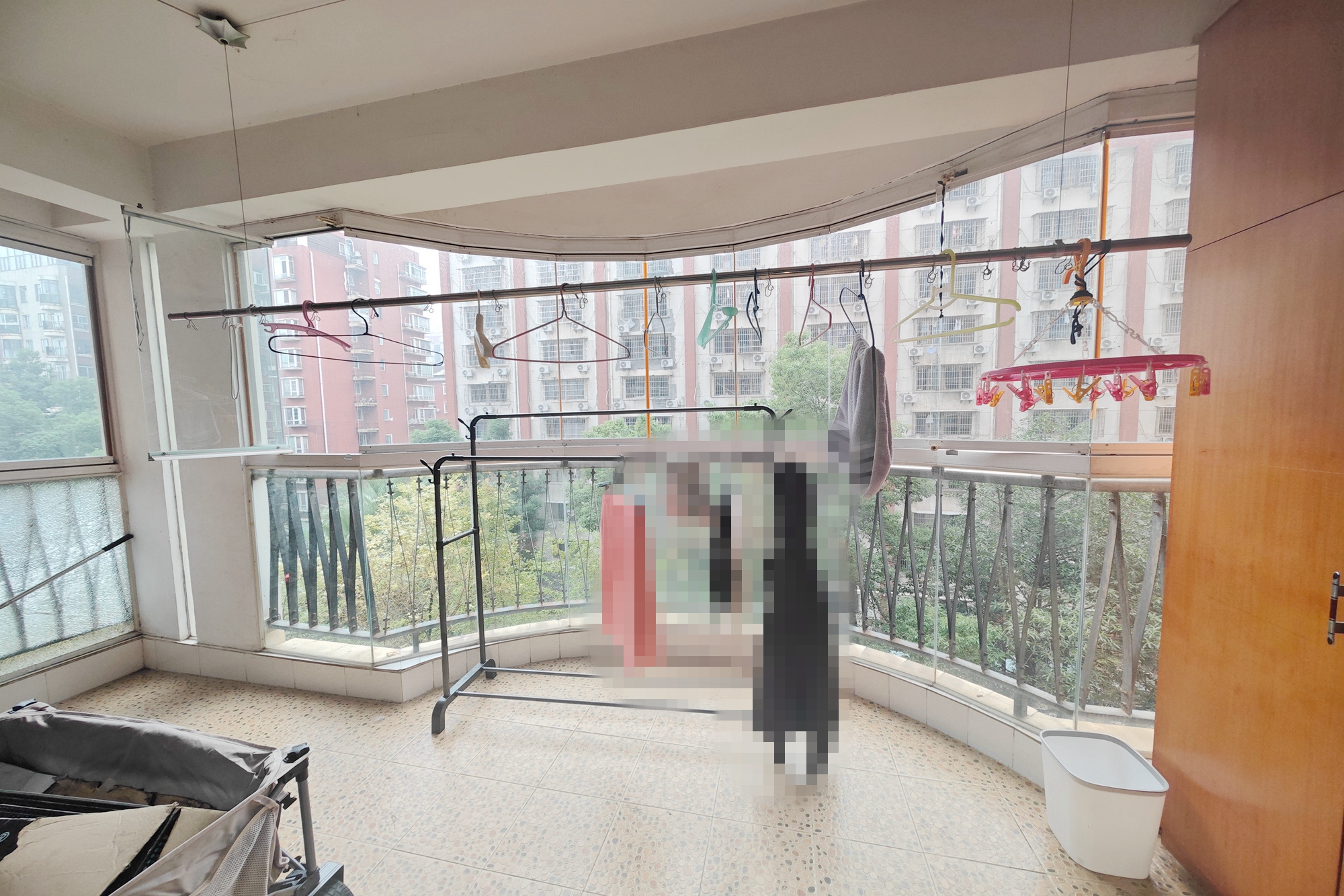 鸿铭中心  3室2厅2卫   120.00万阳台