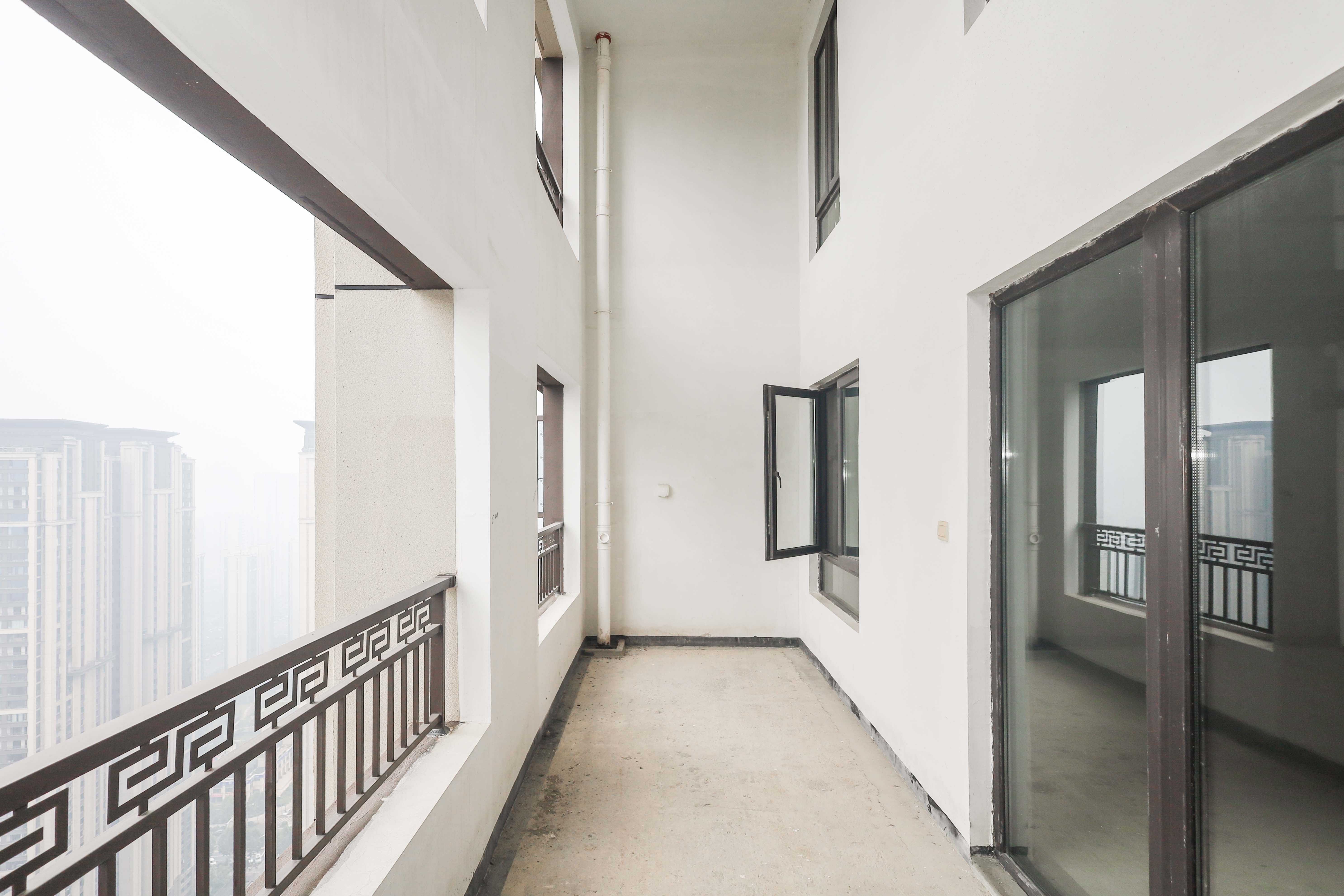 建发央著  4室2厅2卫   276.00万阳台