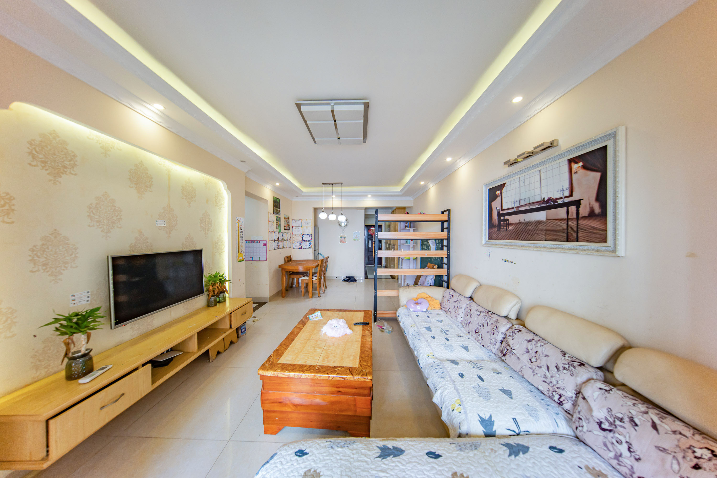 米兰春天  3室2厅1卫    55.0万 米兰春天  3室2厅1卫    55.0万客厅