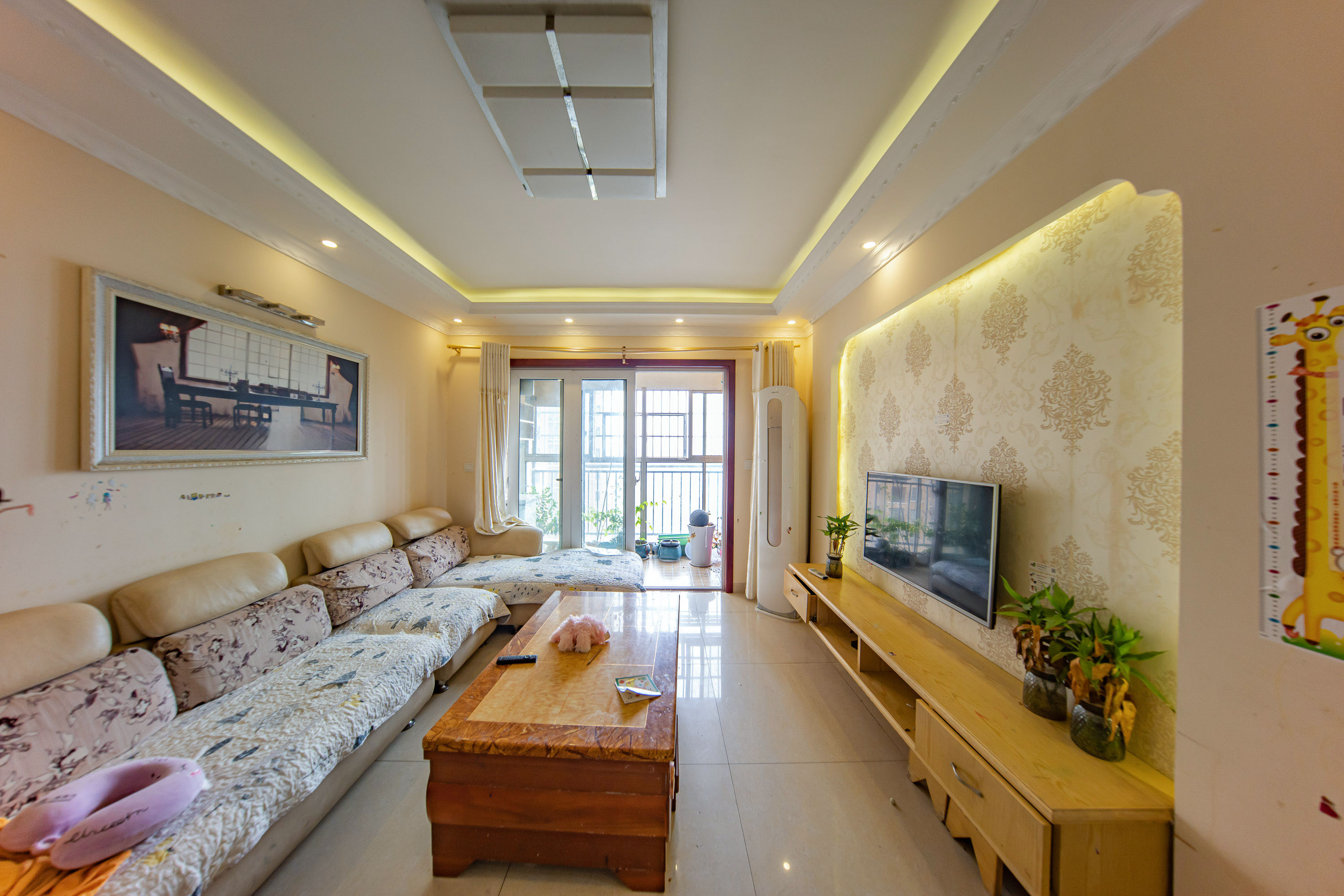 米兰春天  3室2厅1卫    55.0万 米兰春天  3室2厅1卫    55.0万客厅