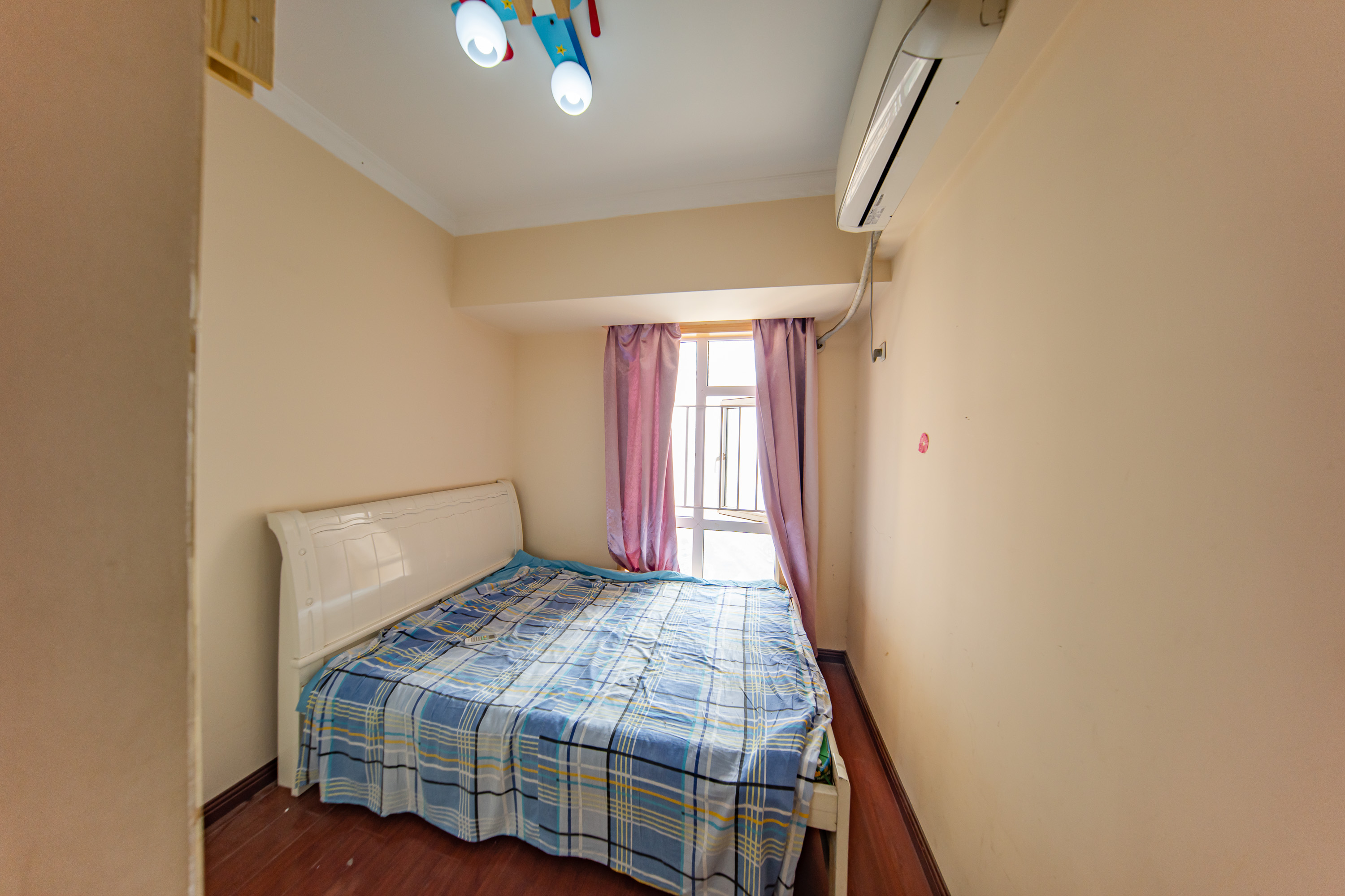 米兰春天  3室2厅1卫    55.0万 米兰春天  3室2厅1卫    55.0万卧室