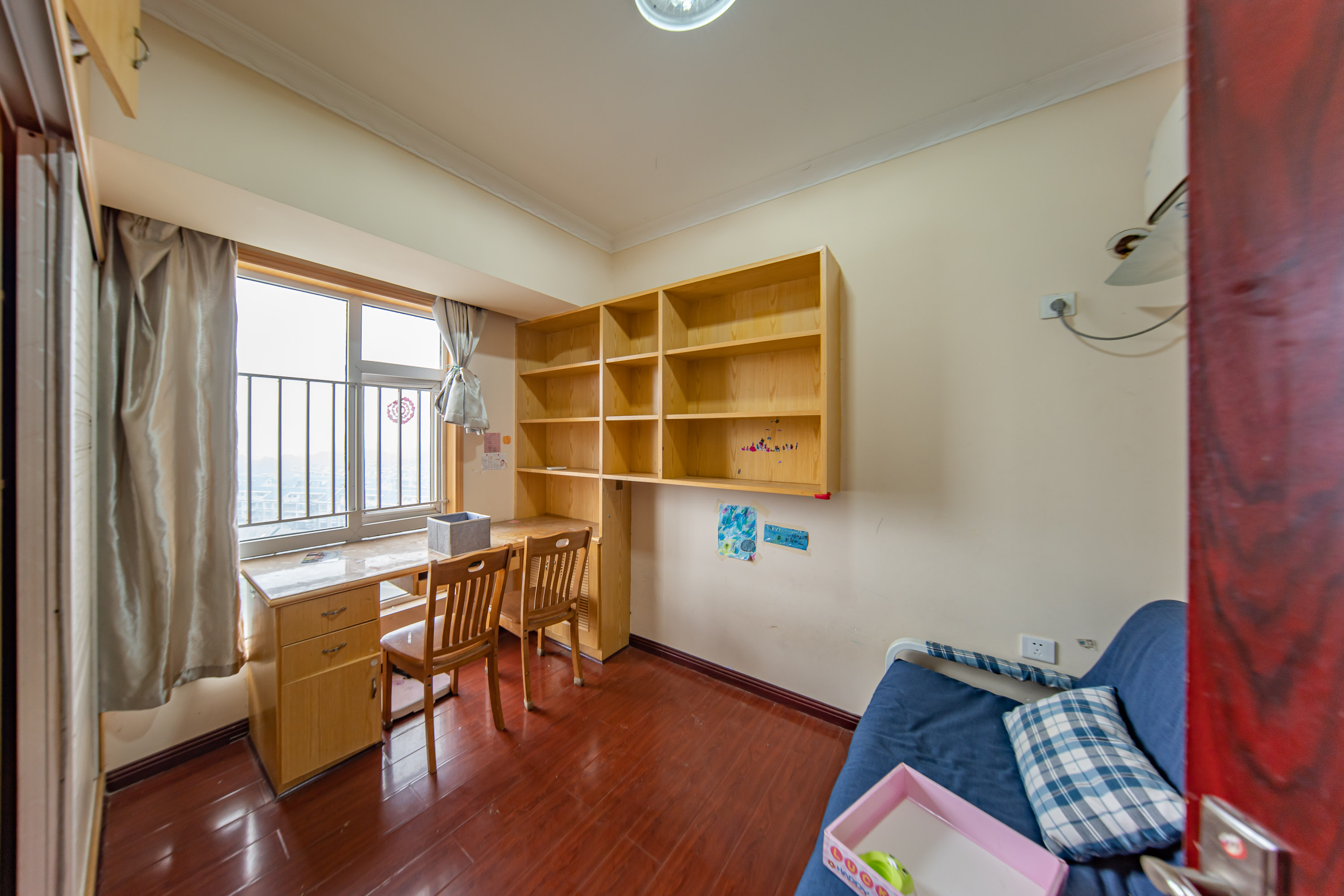 米兰春天  3室2厅1卫    55.0万 米兰春天  3室2厅1卫    55.0万卧室