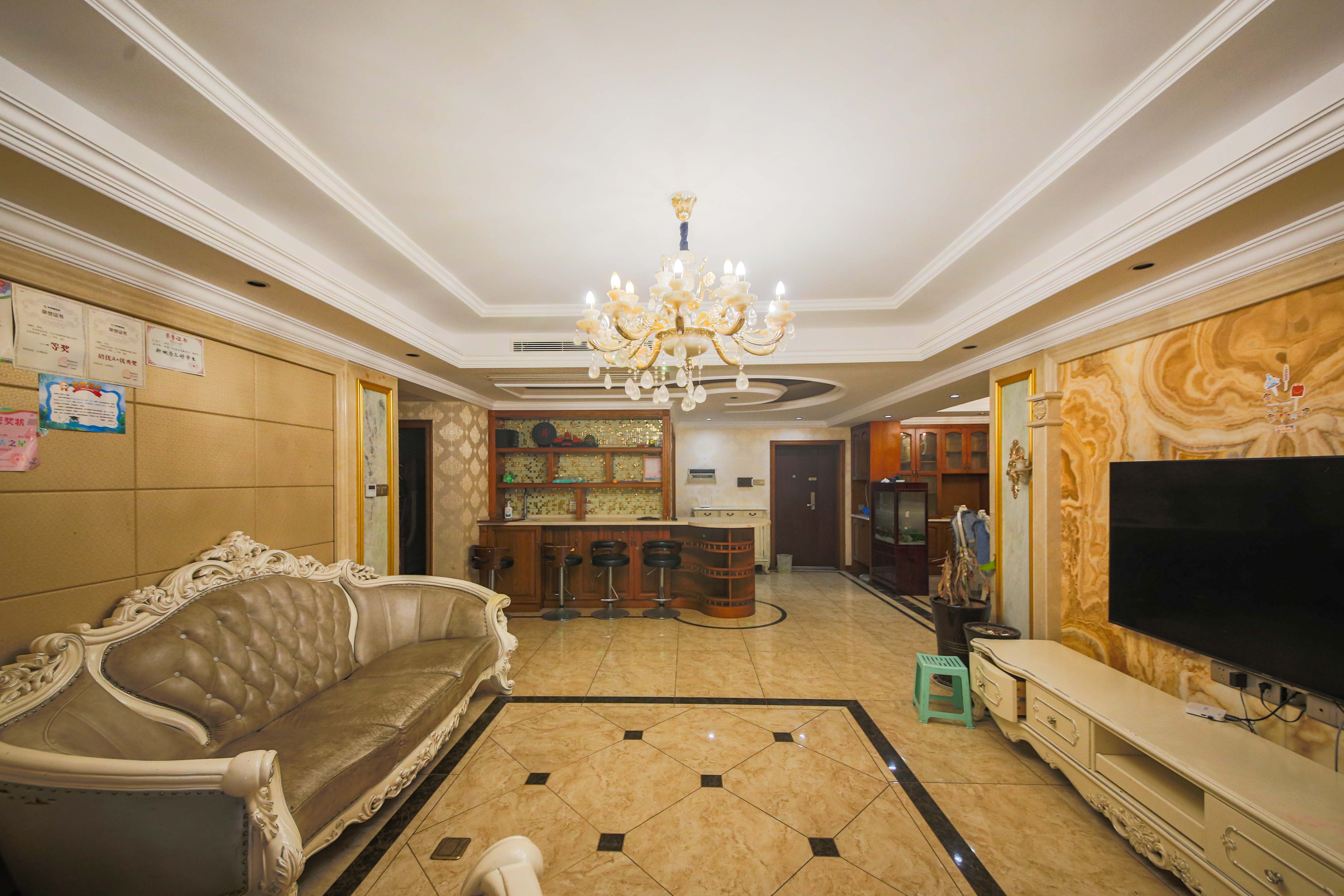 克拉美丽山庄(晟领国际) 4室2厅2卫 135.0万 克拉美丽山庄(晟领国际) 4室2厅2卫 135.0万客厅