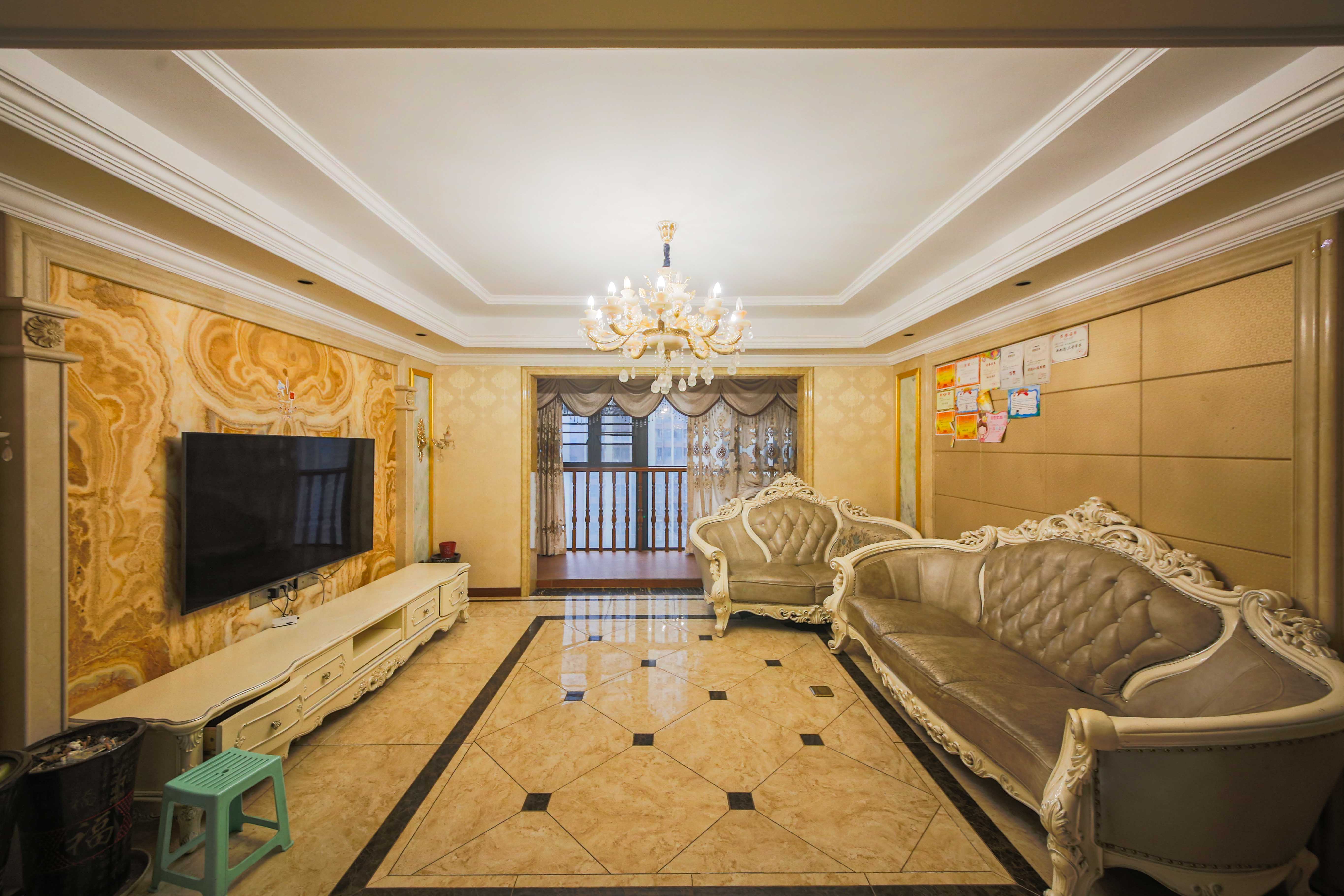 克拉美丽山庄(晟领国际) 4室2厅2卫 135.0万 克拉美丽山庄(晟领国际) 4室2厅2卫 135.0万客厅