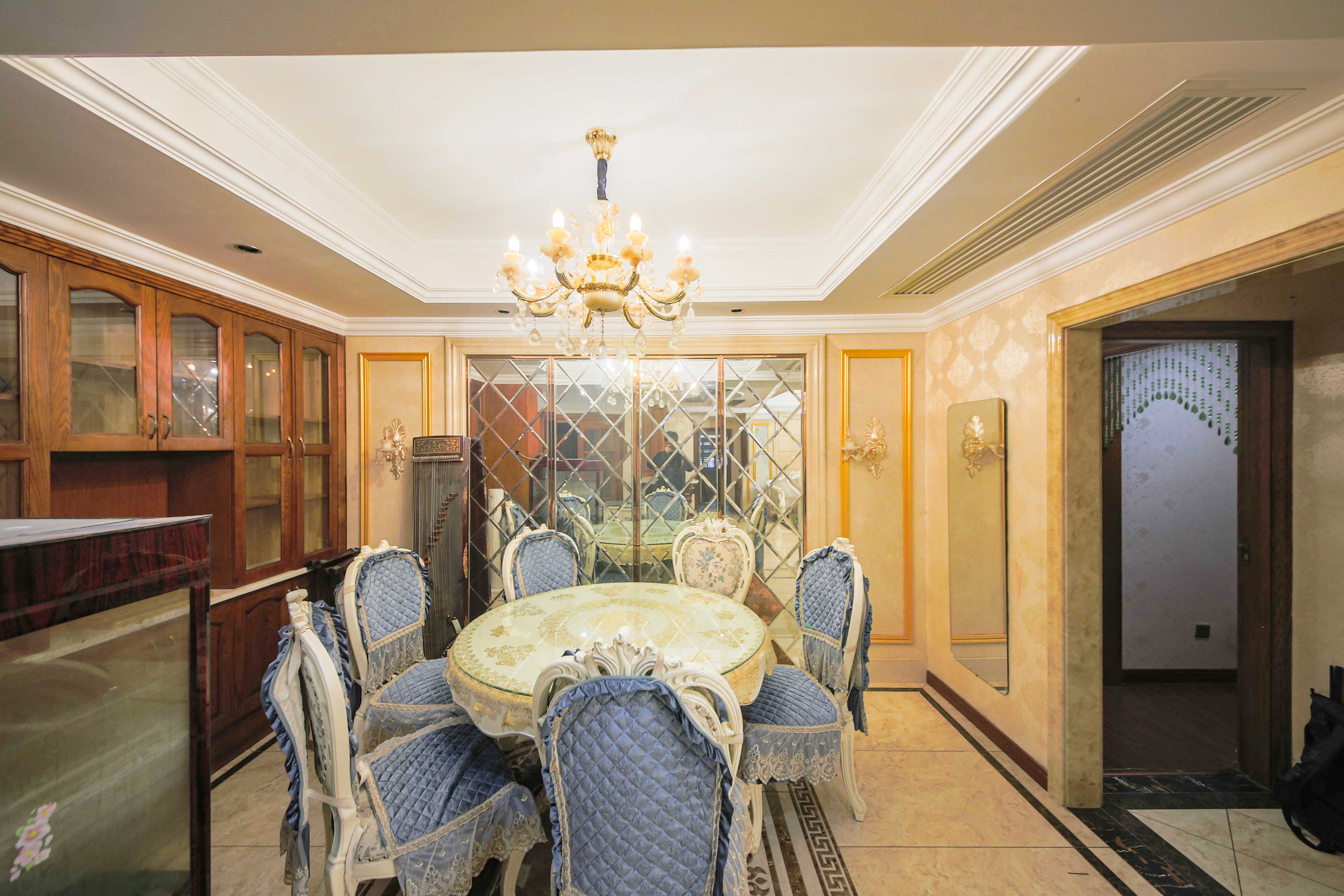 克拉美丽山庄(晟领国际) 4室2厅2卫 135.0万 克拉美丽山庄(晟领国际) 4室2厅2卫 135.0万客厅