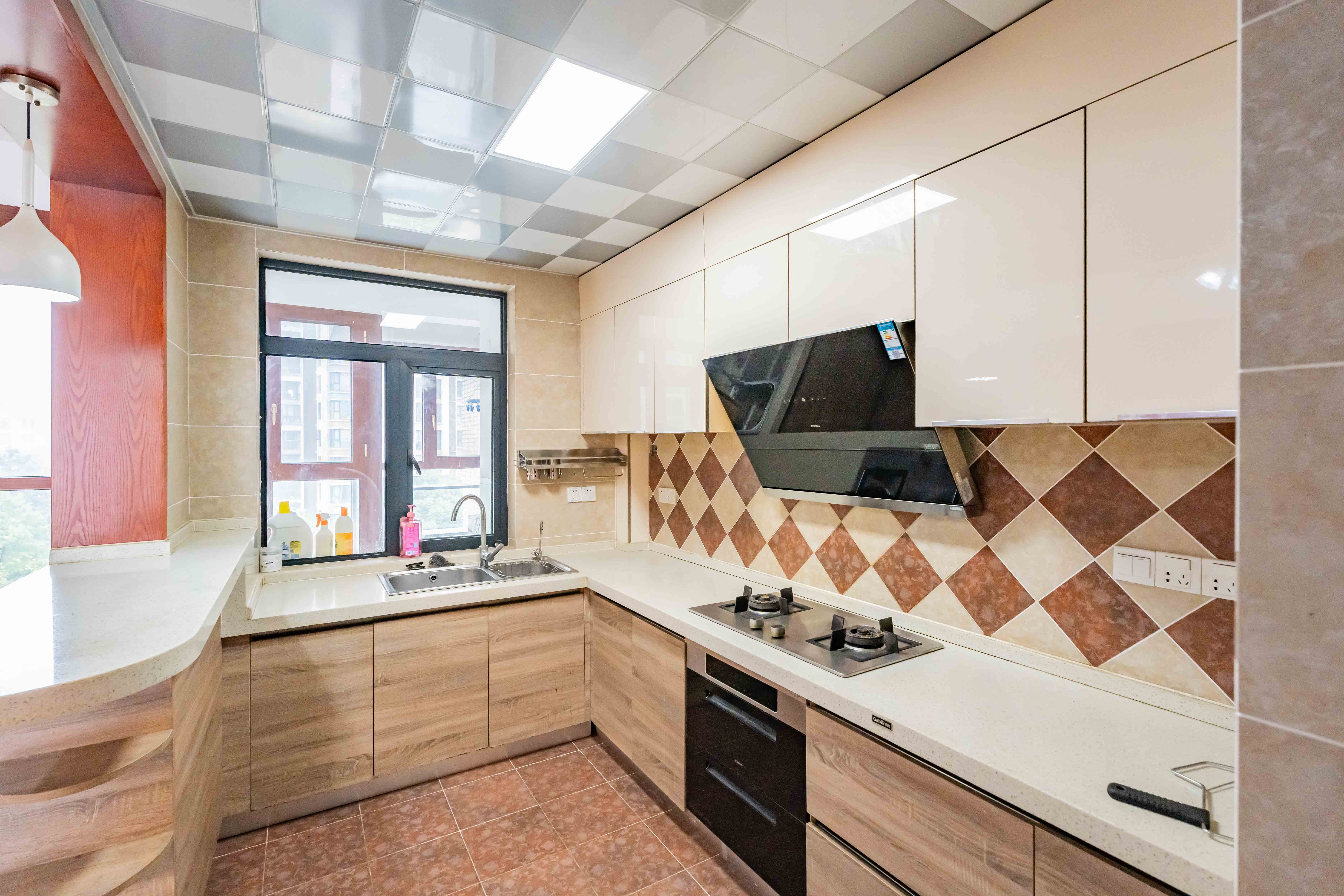 藏珑湖上国际花园 4室2厅2卫 240.0万 藏珑湖上国际花园 4室2厅2卫 240.0万厨房