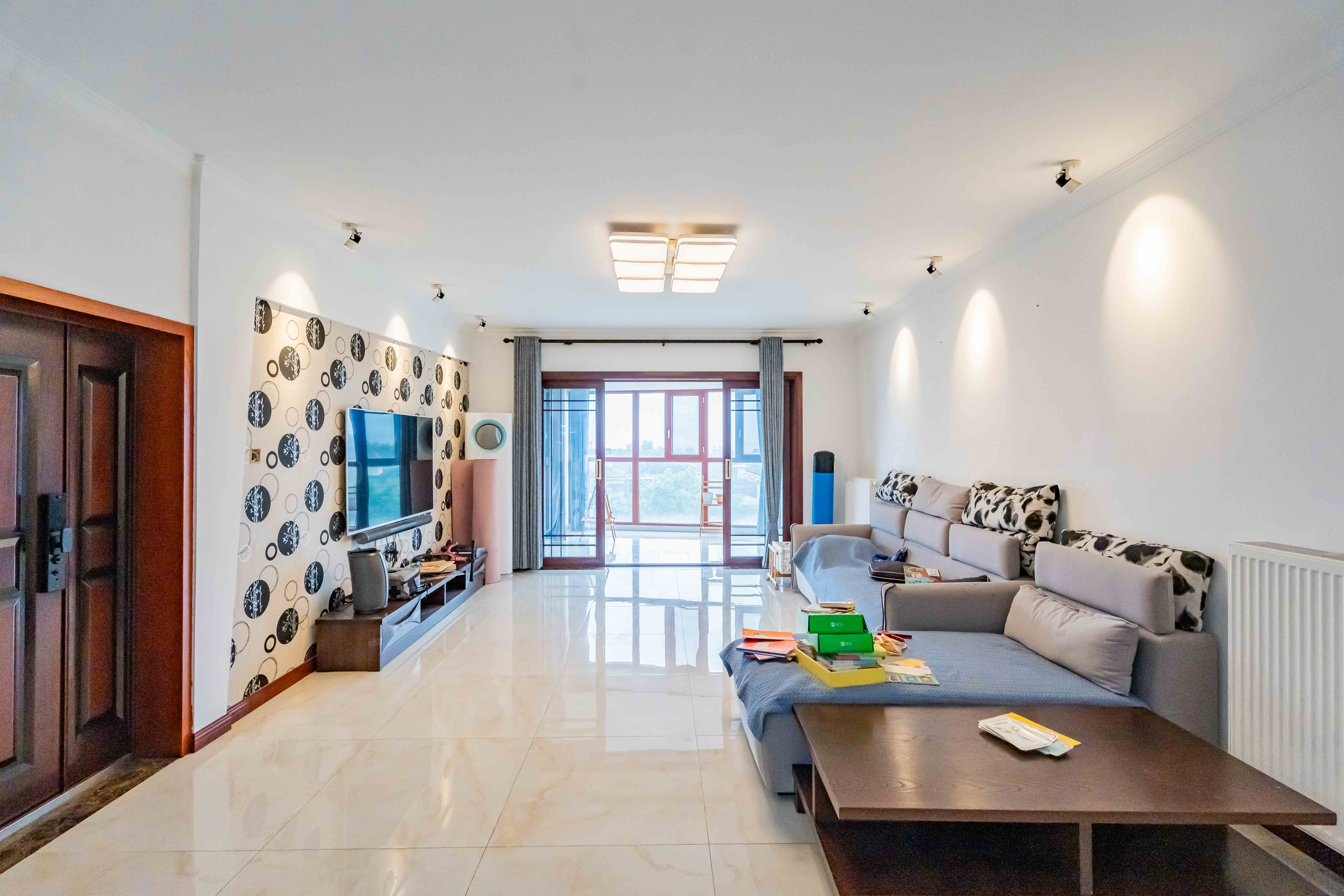 藏珑湖上国际花园 4室2厅2卫 240.0万 藏珑湖上国际花园 4室2厅2卫 240.0万客厅