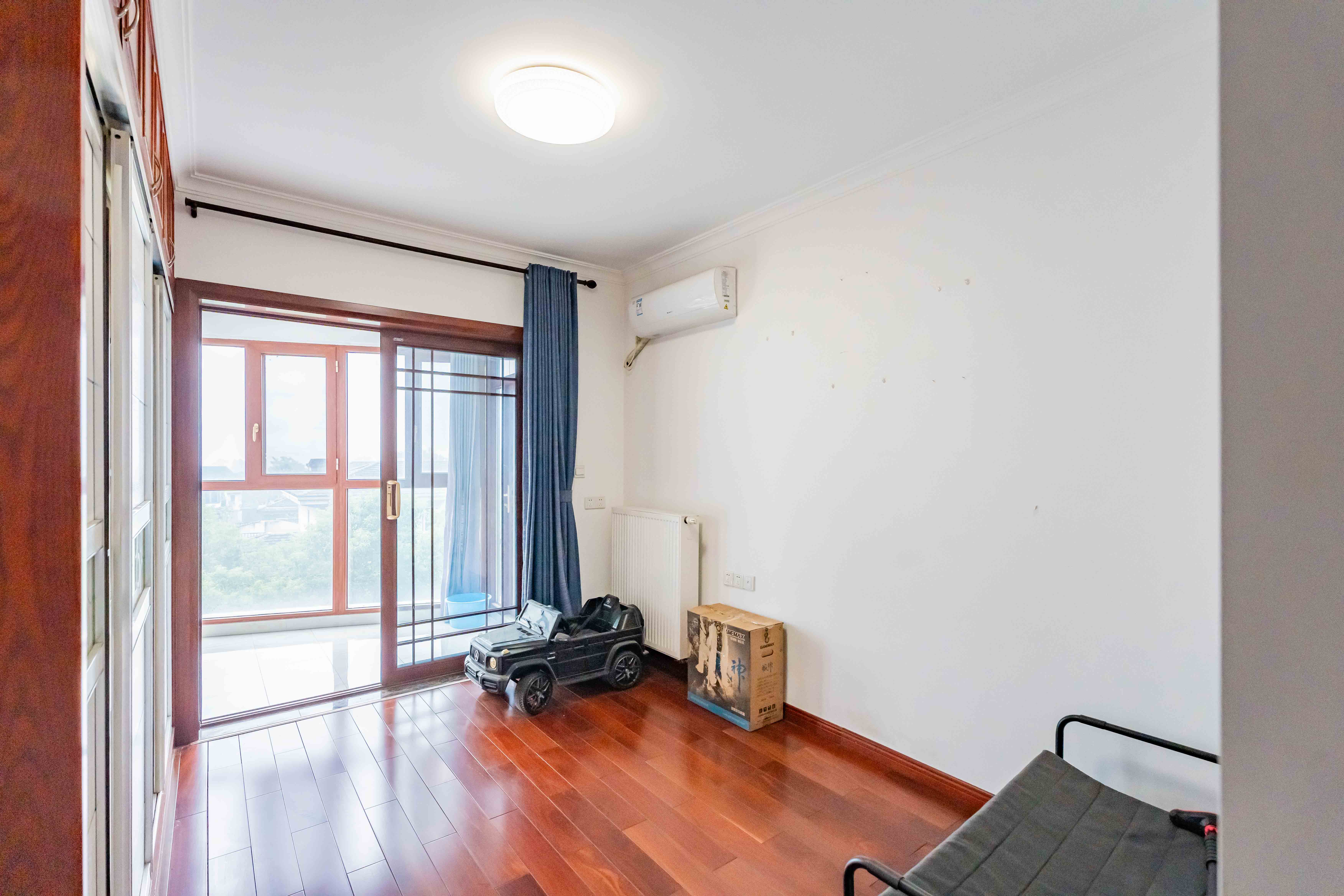 藏珑湖上国际花园 4室2厅2卫 240.0万 藏珑湖上国际花园 4室2厅2卫 240.0万卧室