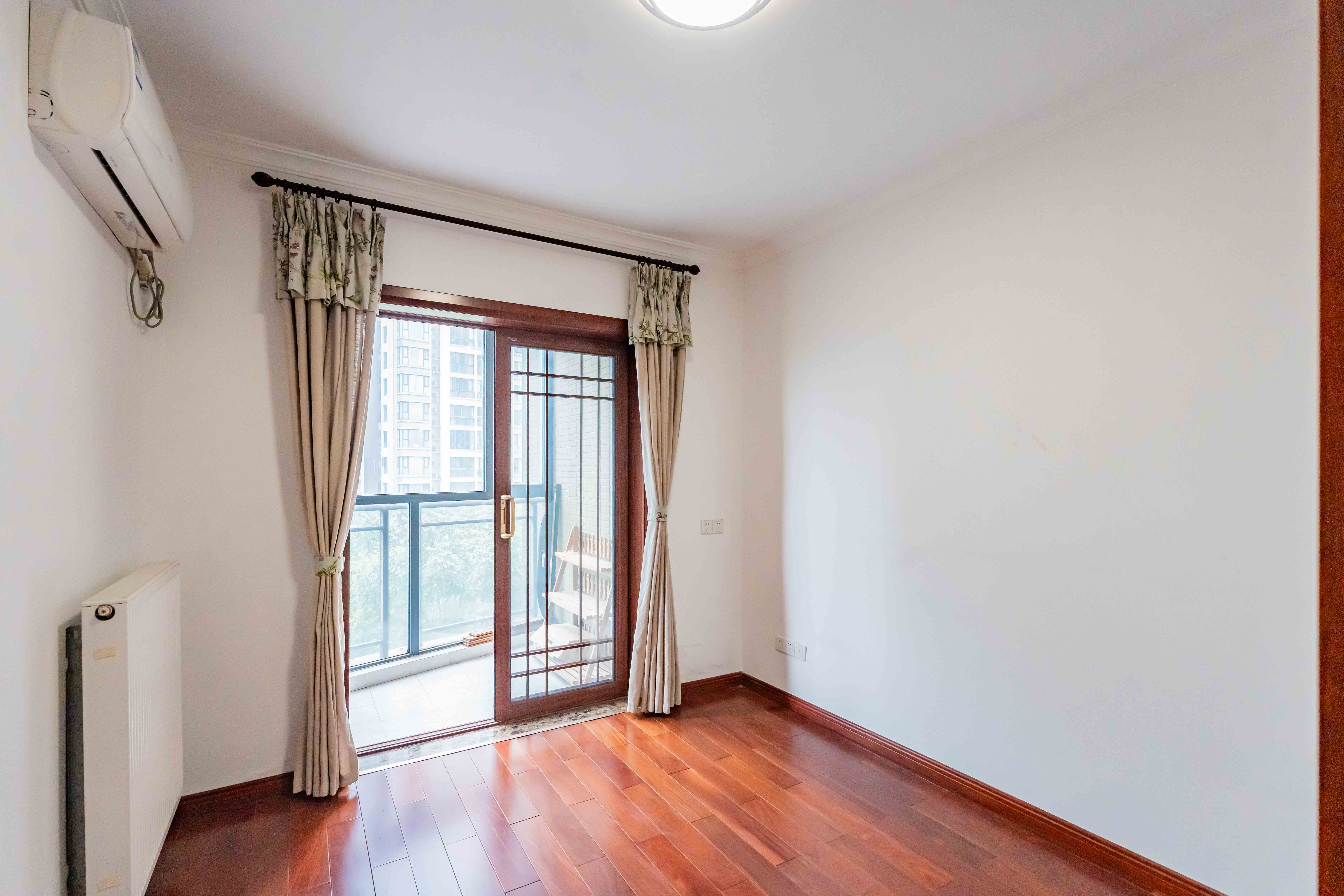 藏珑湖上国际花园 4室2厅2卫 240.0万 藏珑湖上国际花园 4室2厅2卫 240.0万卧室