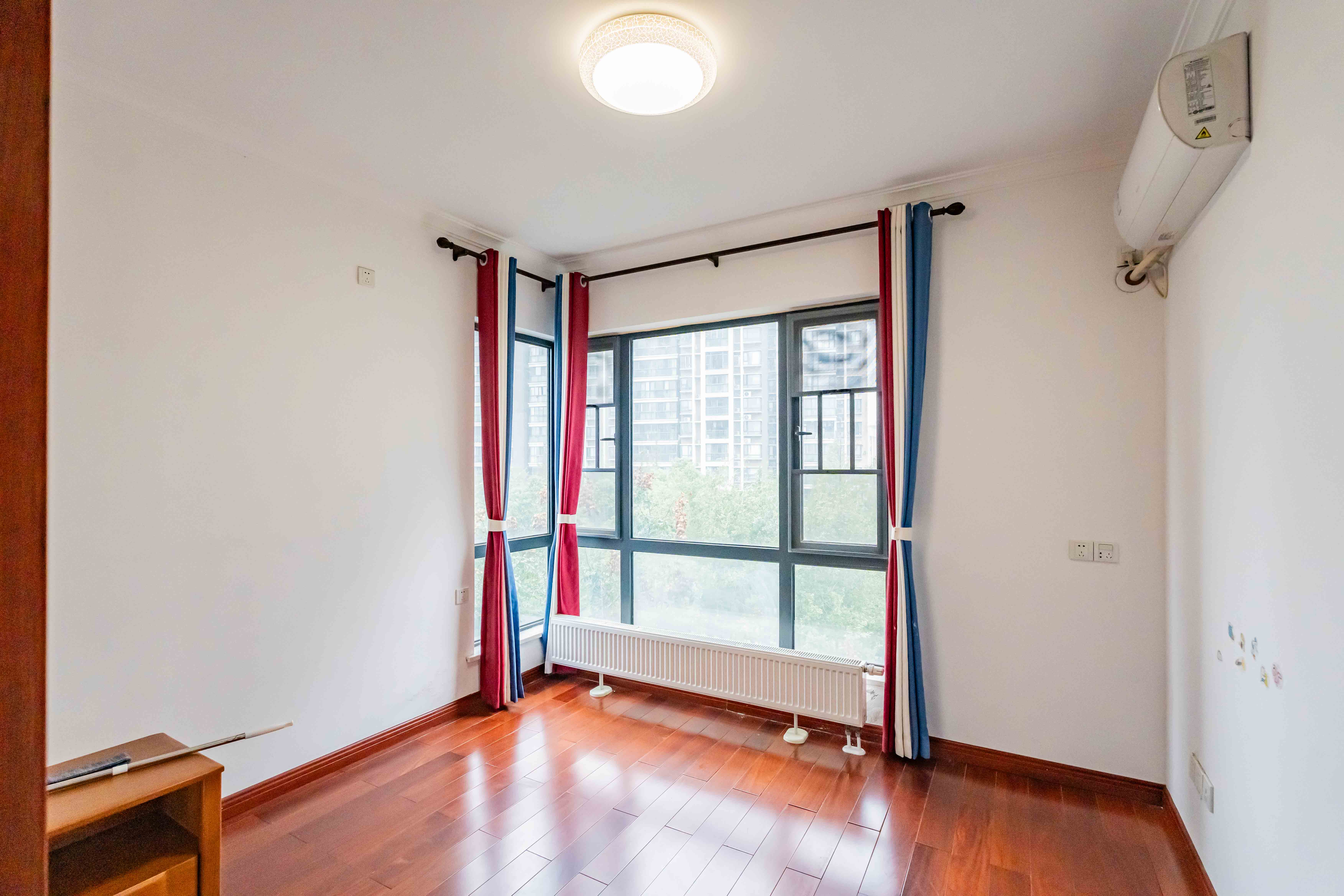 藏珑湖上国际花园 4室2厅2卫 240.0万 藏珑湖上国际花园 4室2厅2卫 240.0万卧室