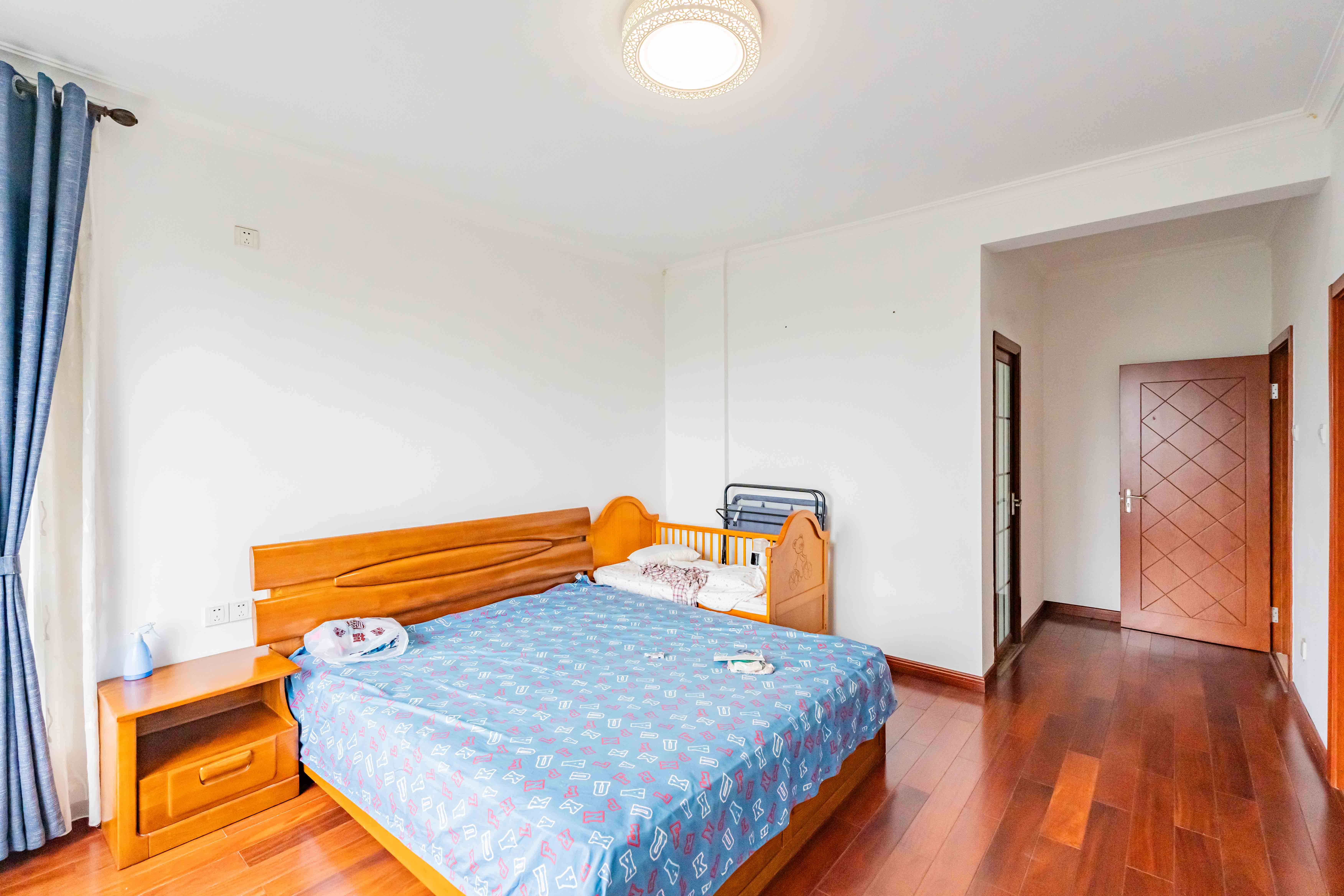 藏珑湖上国际花园 4室2厅2卫 240.0万 藏珑湖上国际花园 4室2厅2卫 240.0万卧室