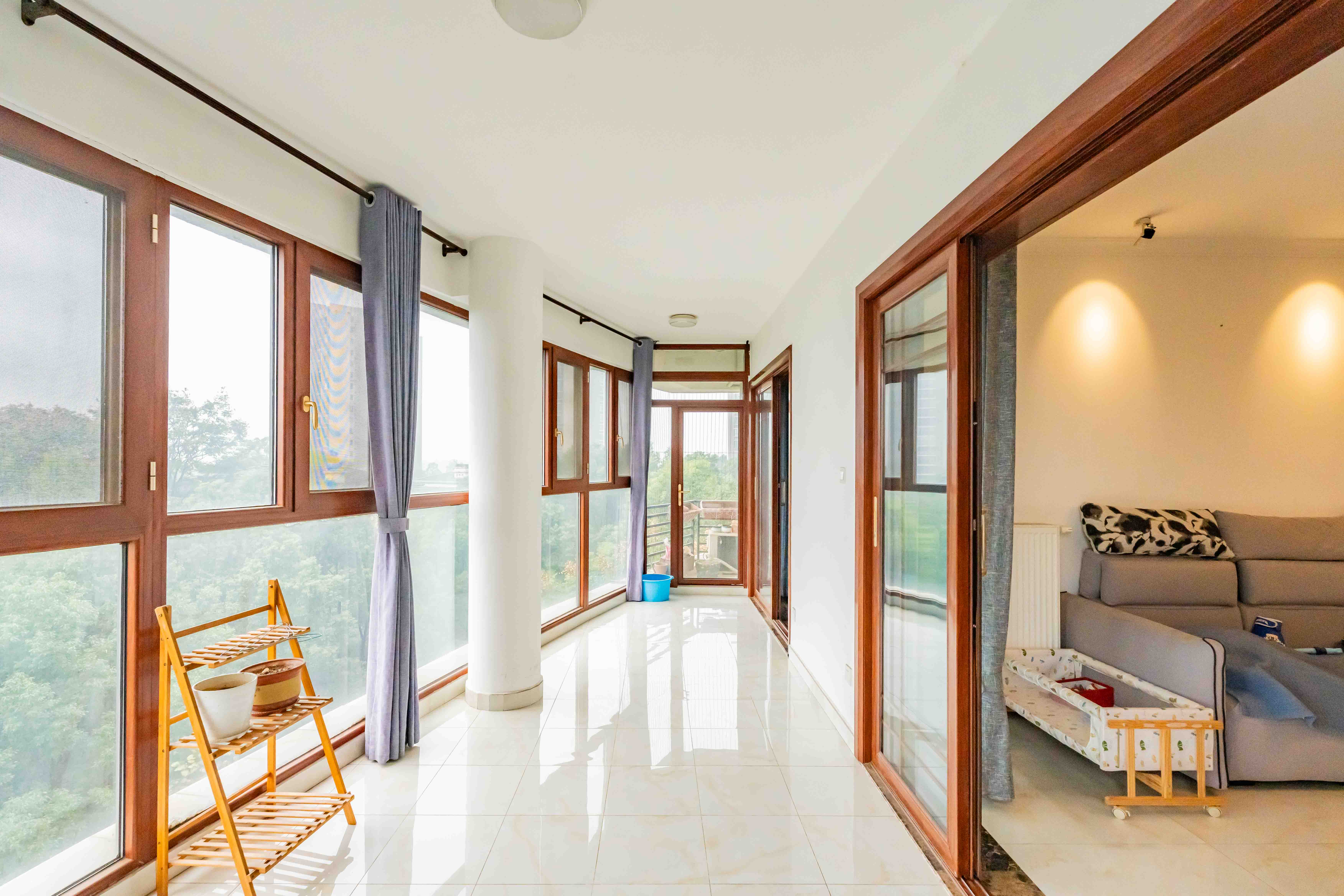 藏珑湖上国际花园 4室2厅2卫 240.0万 藏珑湖上国际花园 4室2厅2卫 240.0万阳台