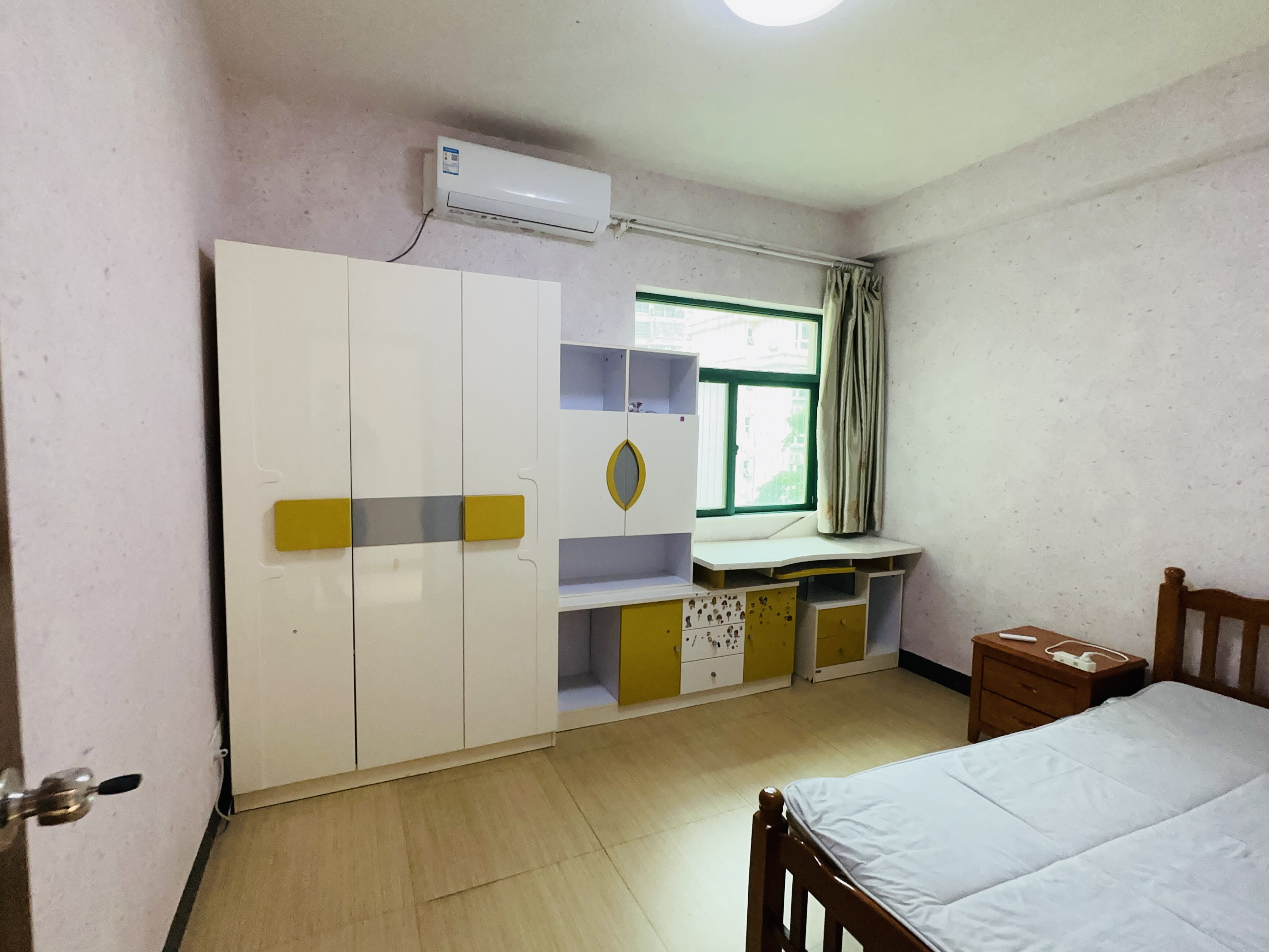 现代花园一期 3室2厅2卫 178.0万 现代花园一期 3室2厅2卫 178.0万卧室