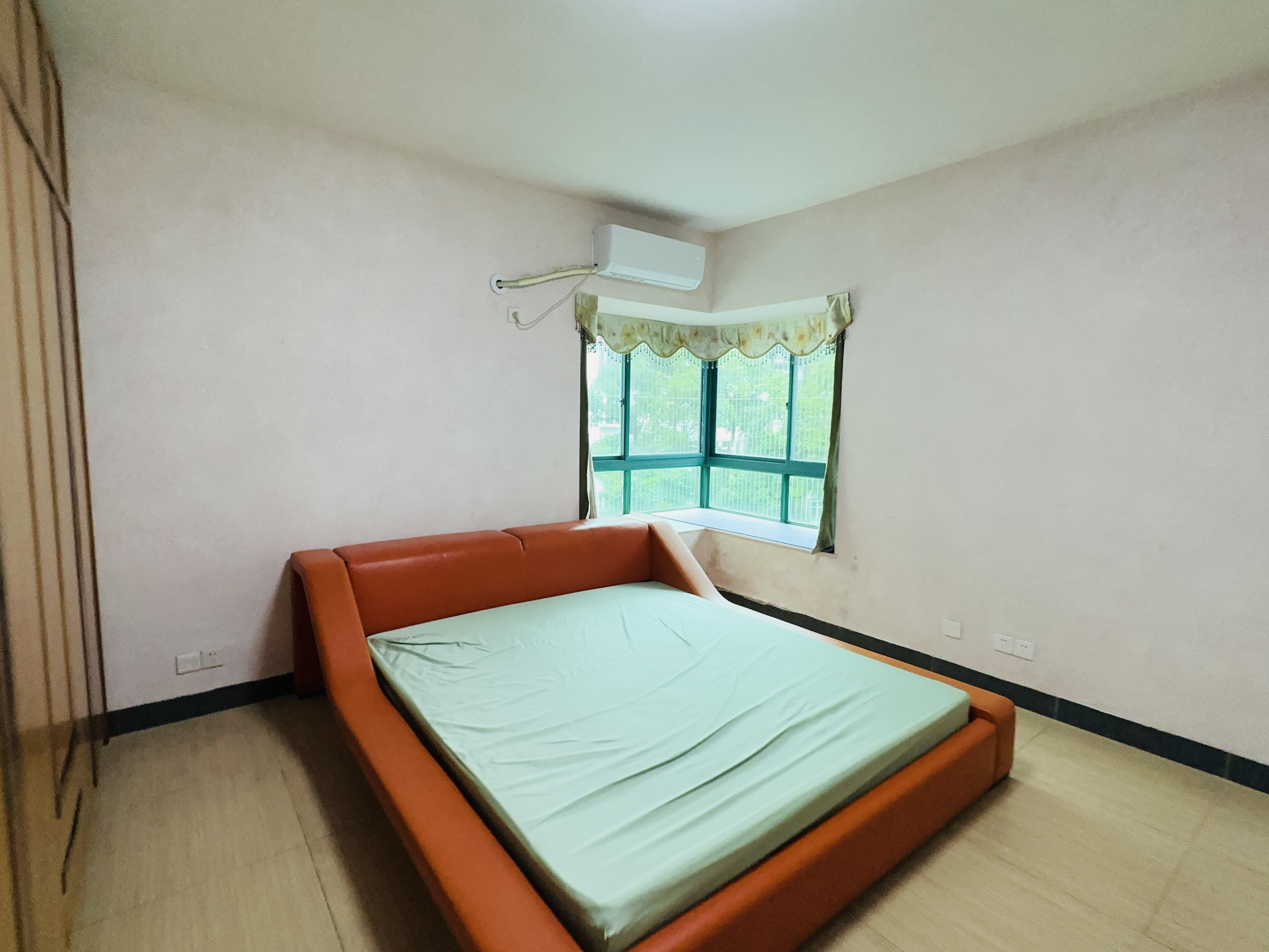 现代花园一期 3室2厅2卫 178.0万 现代花园一期 3室2厅2卫 178.0万卧室