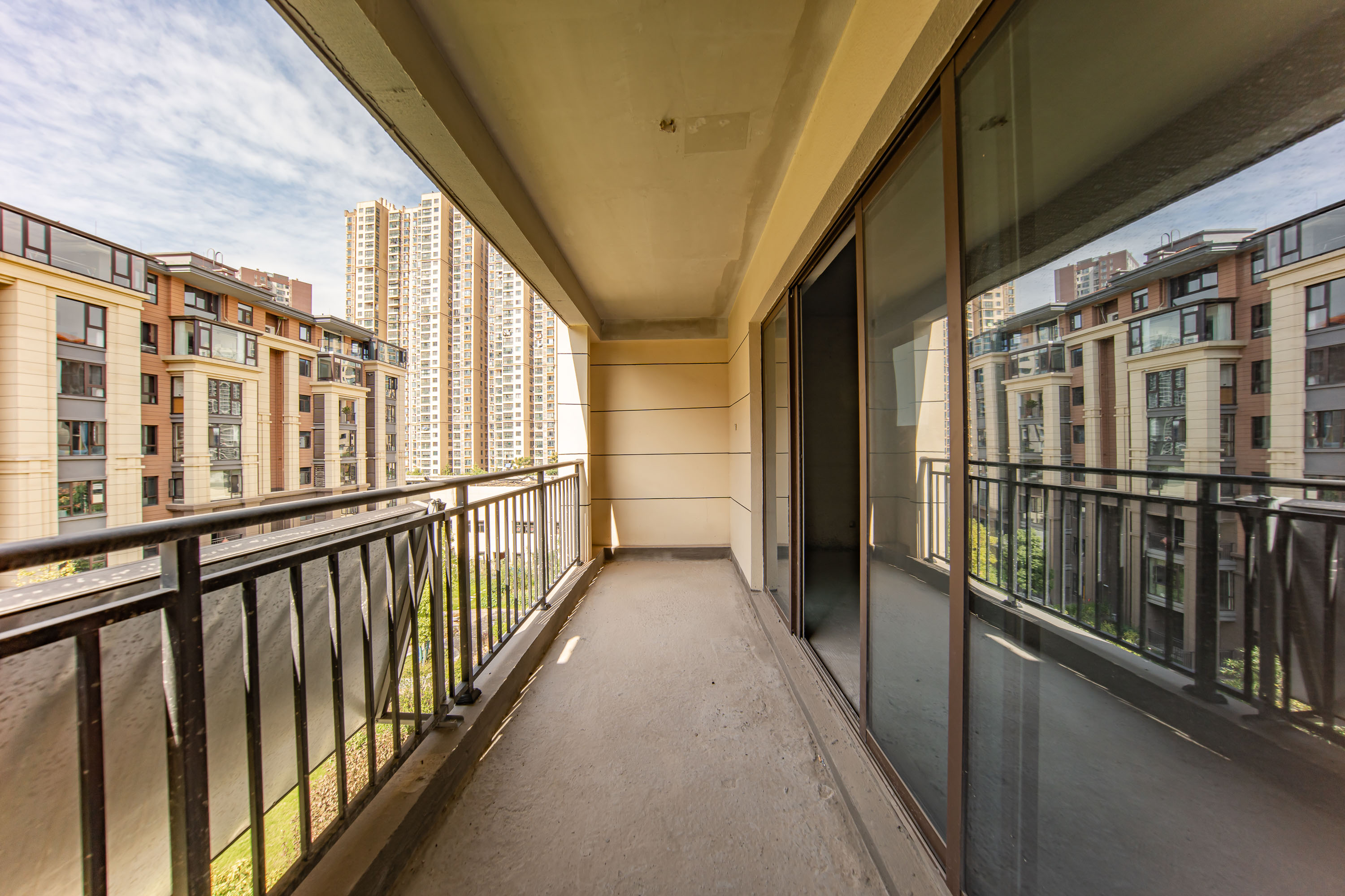 江山帝景雅墅(普罗旺斯) 6室2厅2卫 345.0万 江山帝景雅墅(普罗旺斯) 6室2厅2卫 345.0万阳台