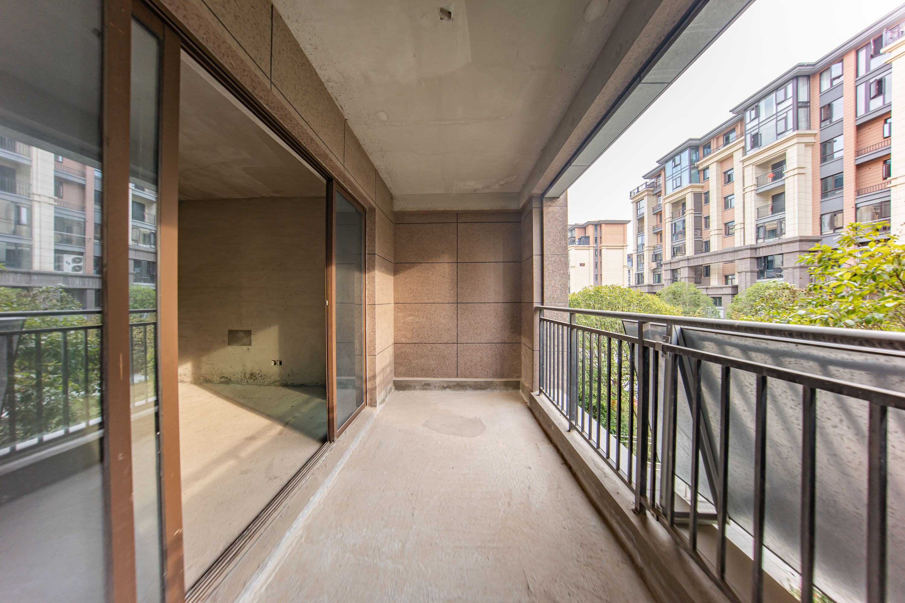 江山帝景雅墅(普罗旺斯) 4室2厅2卫 198.0万 江山帝景雅墅(普罗旺斯) 4室2厅2卫 198.0万阳台