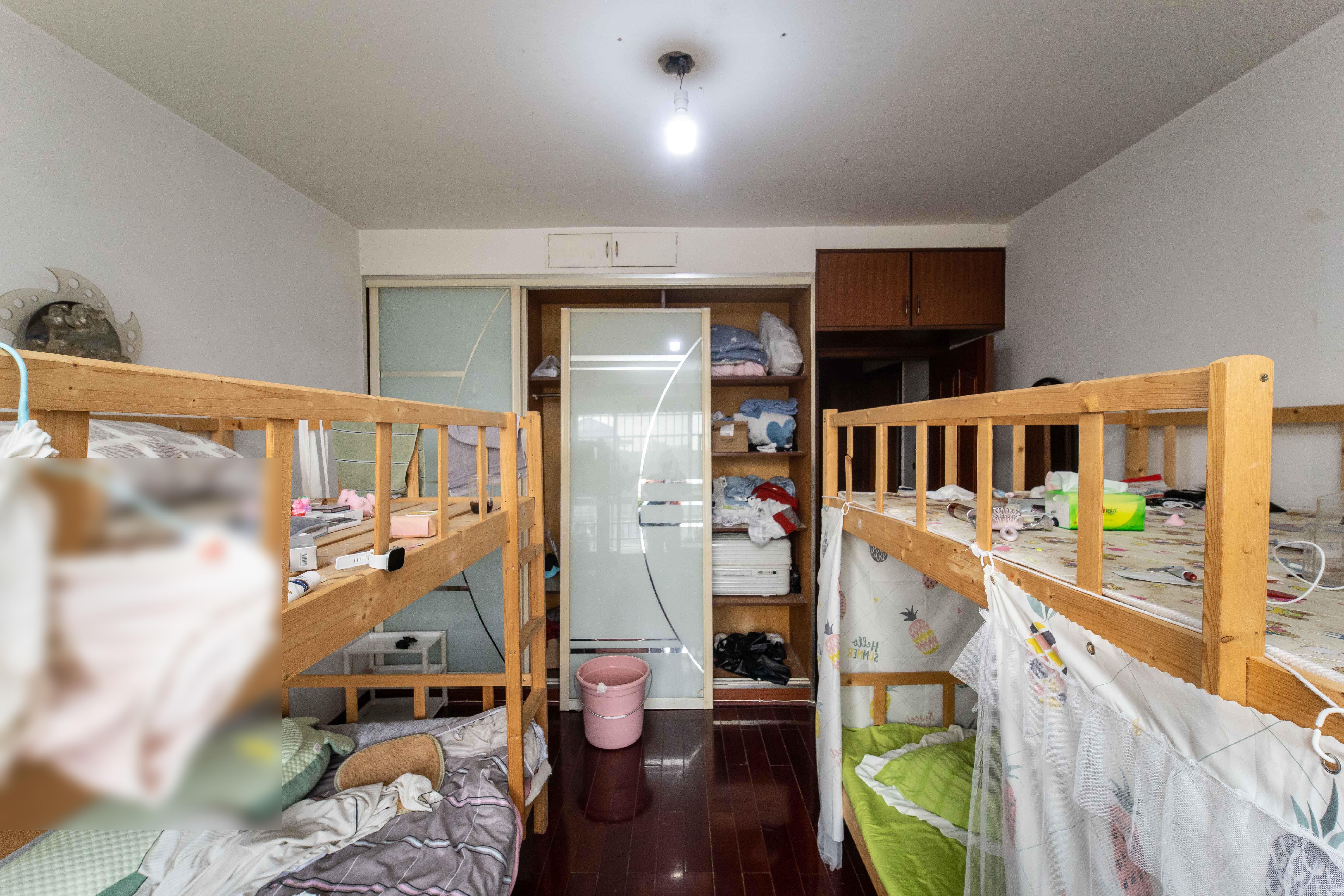 新世纪家园  3室2厅2卫   100.00万卧室