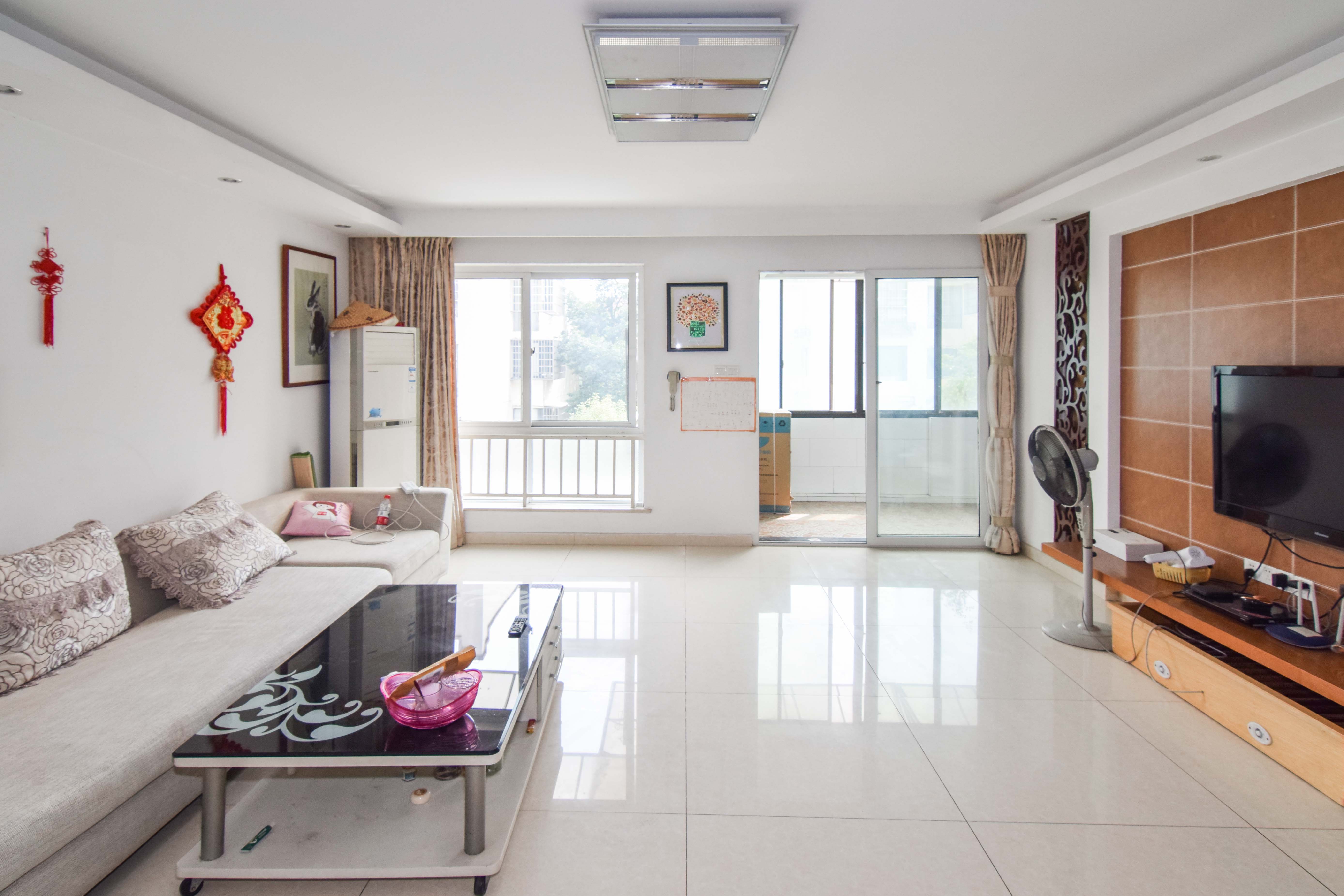 中新森林海  4室2厅2卫    95.0万 中新森林海  4室2厅2卫    95.0万客厅