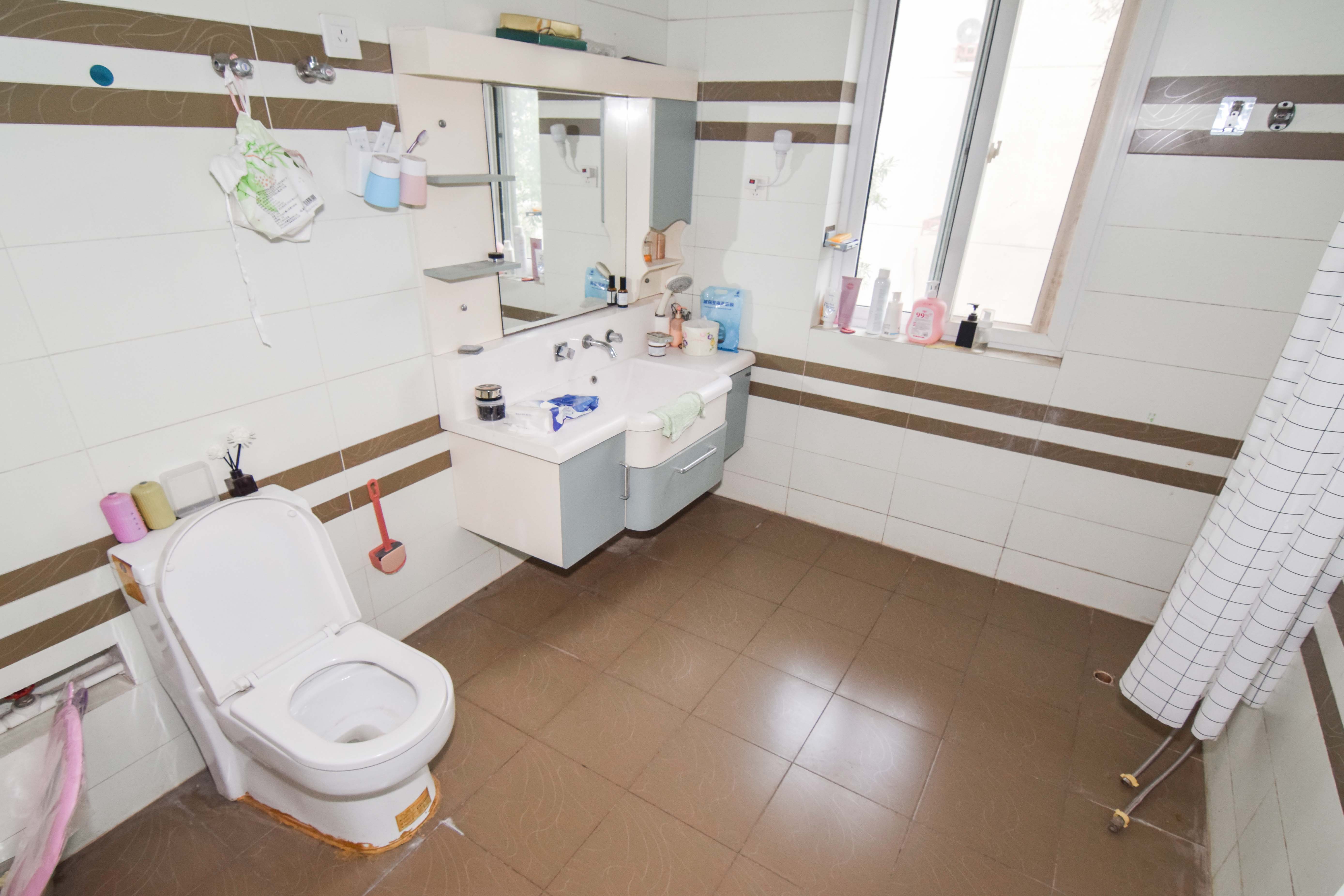 中新森林海  4室2厅2卫    95.0万 中新森林海  4室2厅2卫    95.0万卫生间