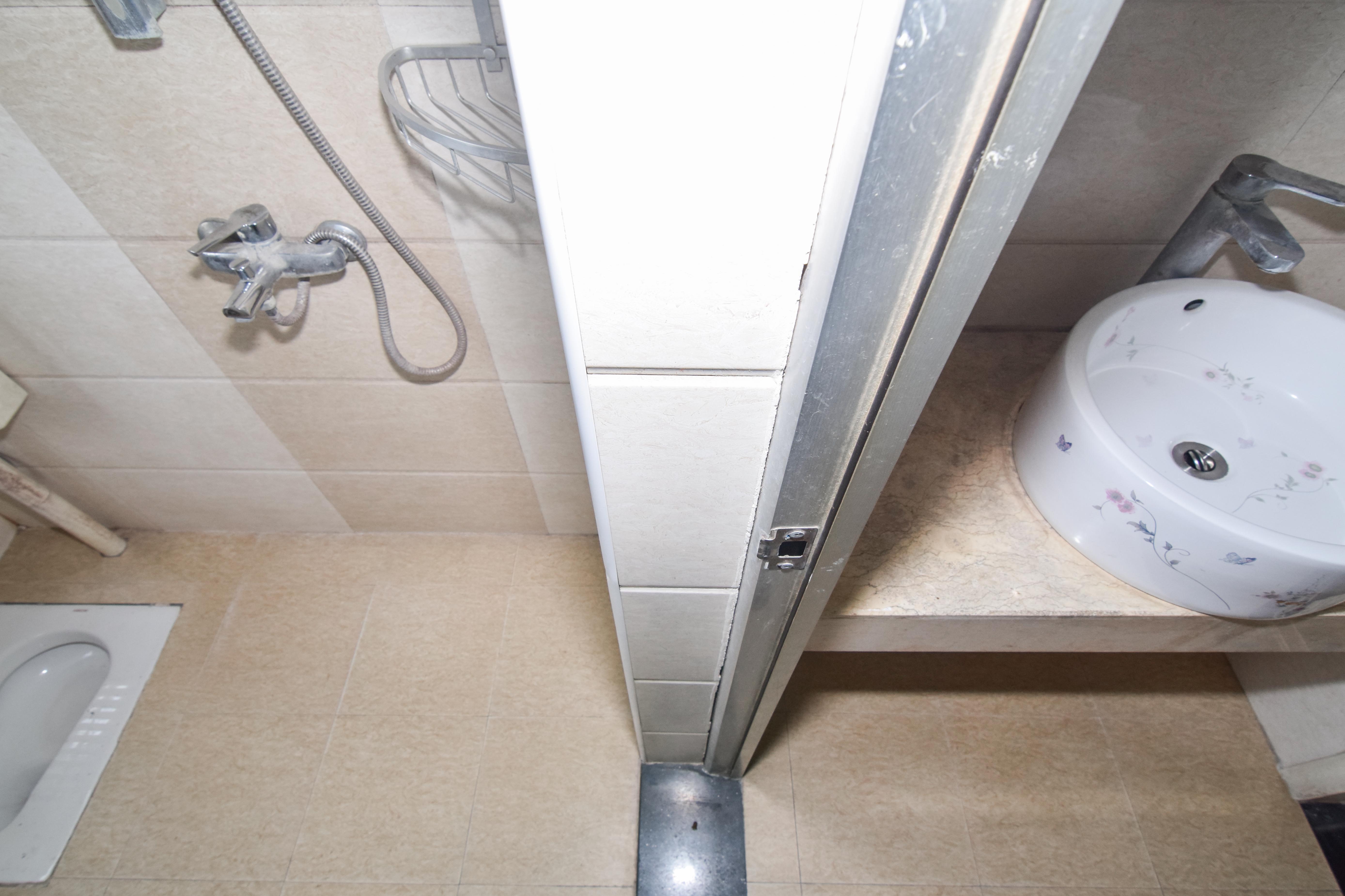红建华府  3室2厅2卫   65.00万卫生间