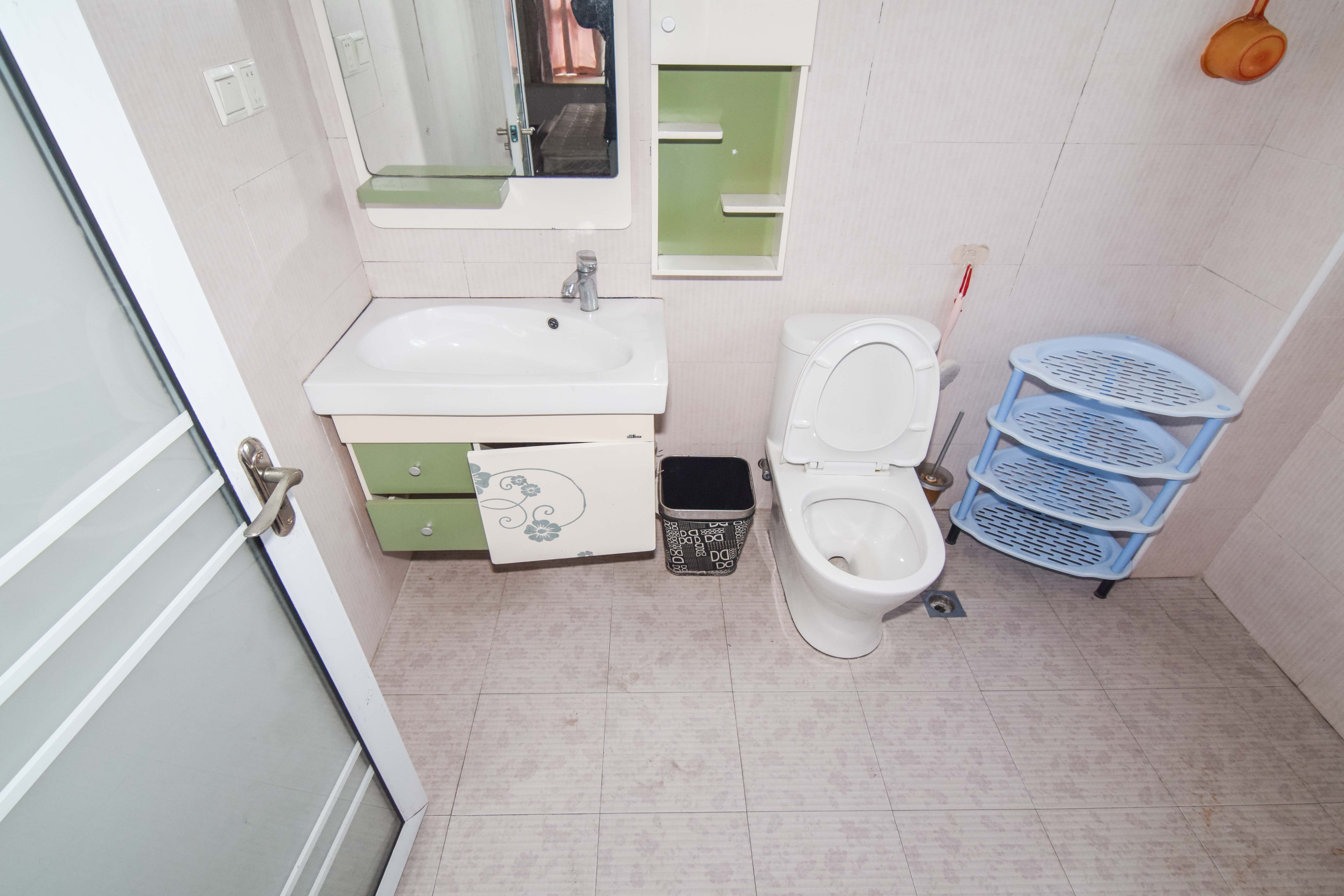 红建华府  3室2厅2卫   65.00万卫生间