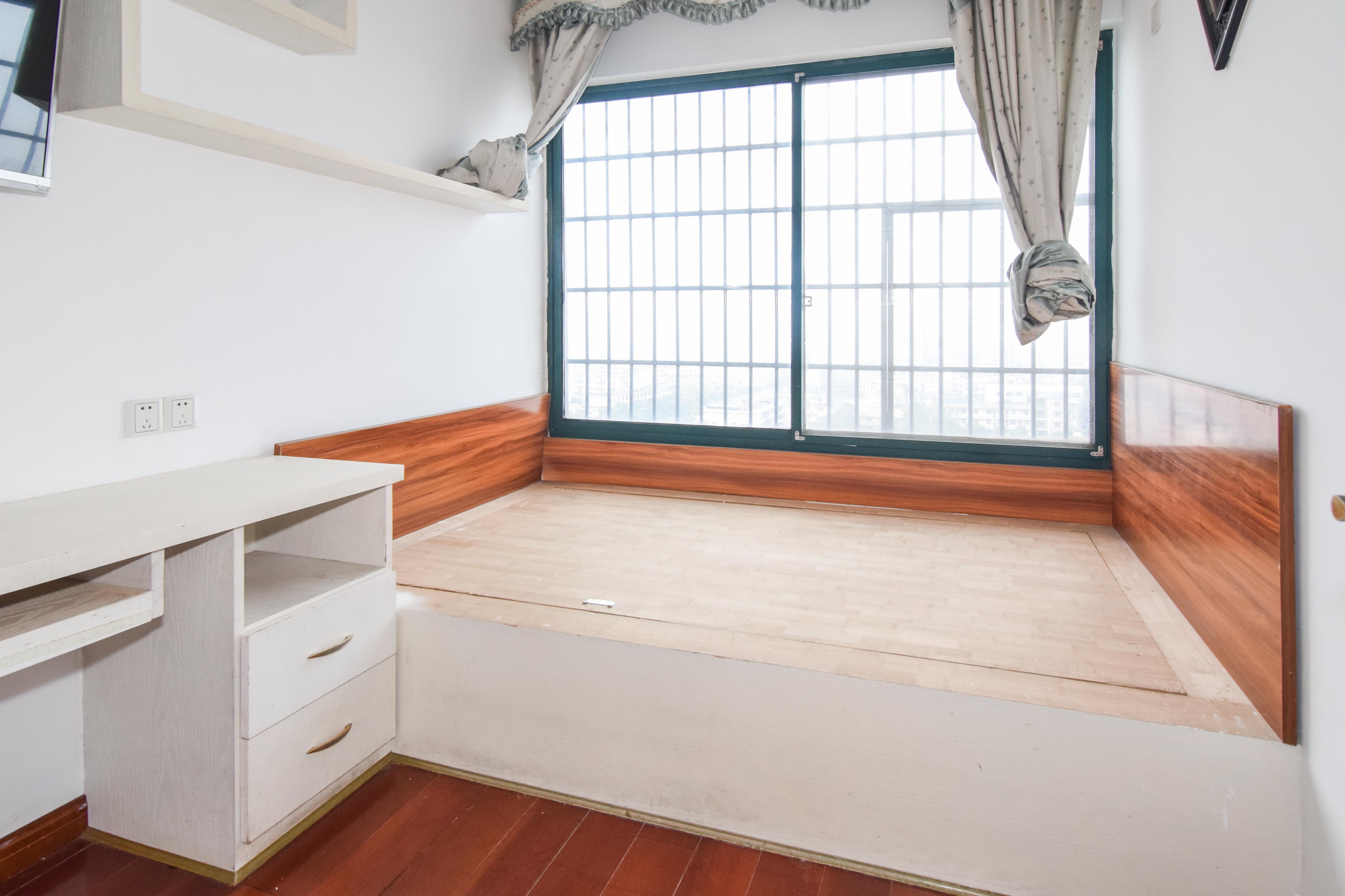 红建华府  3室2厅2卫   65.00万卧室