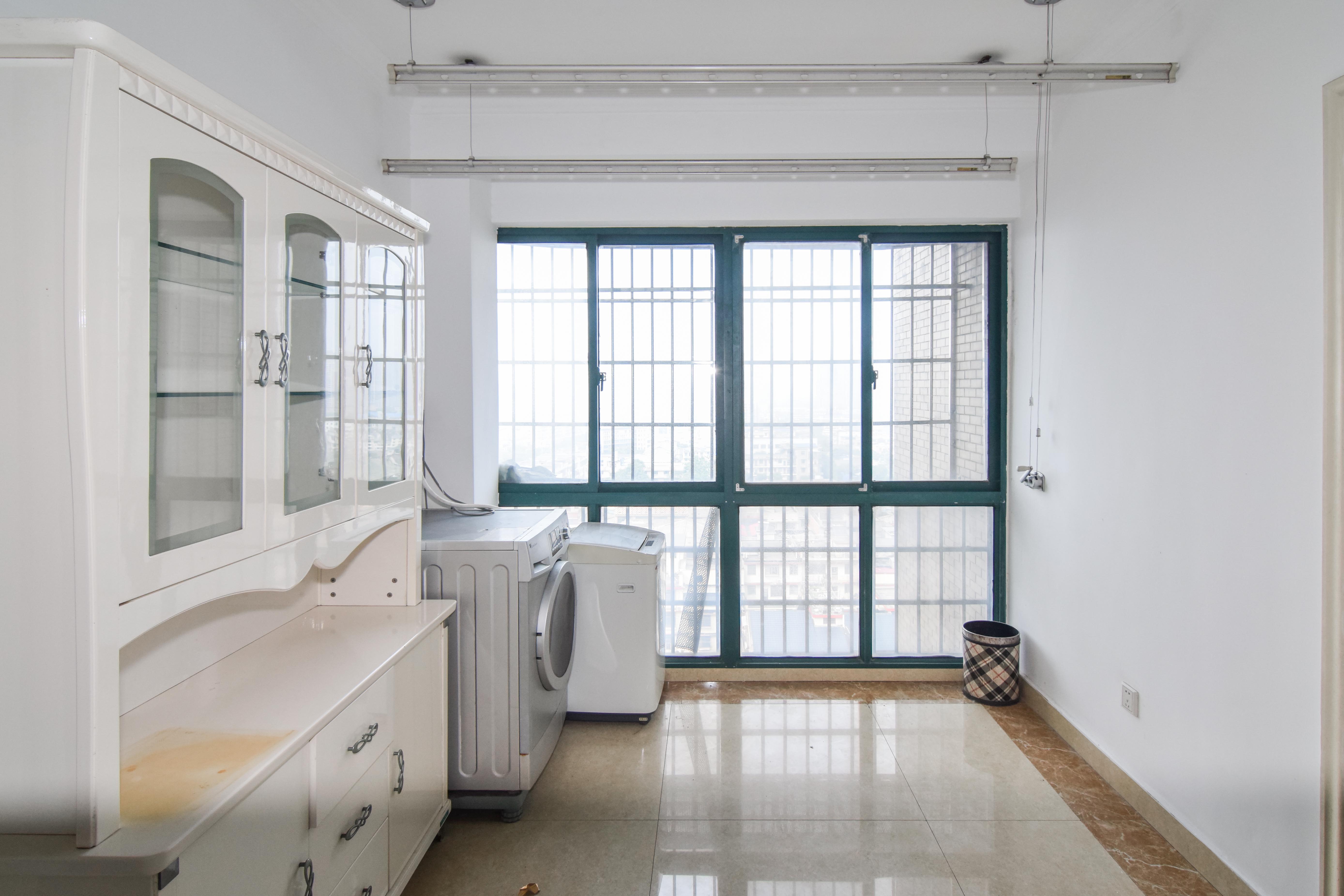 红建华府  3室2厅2卫   65.00万卧室