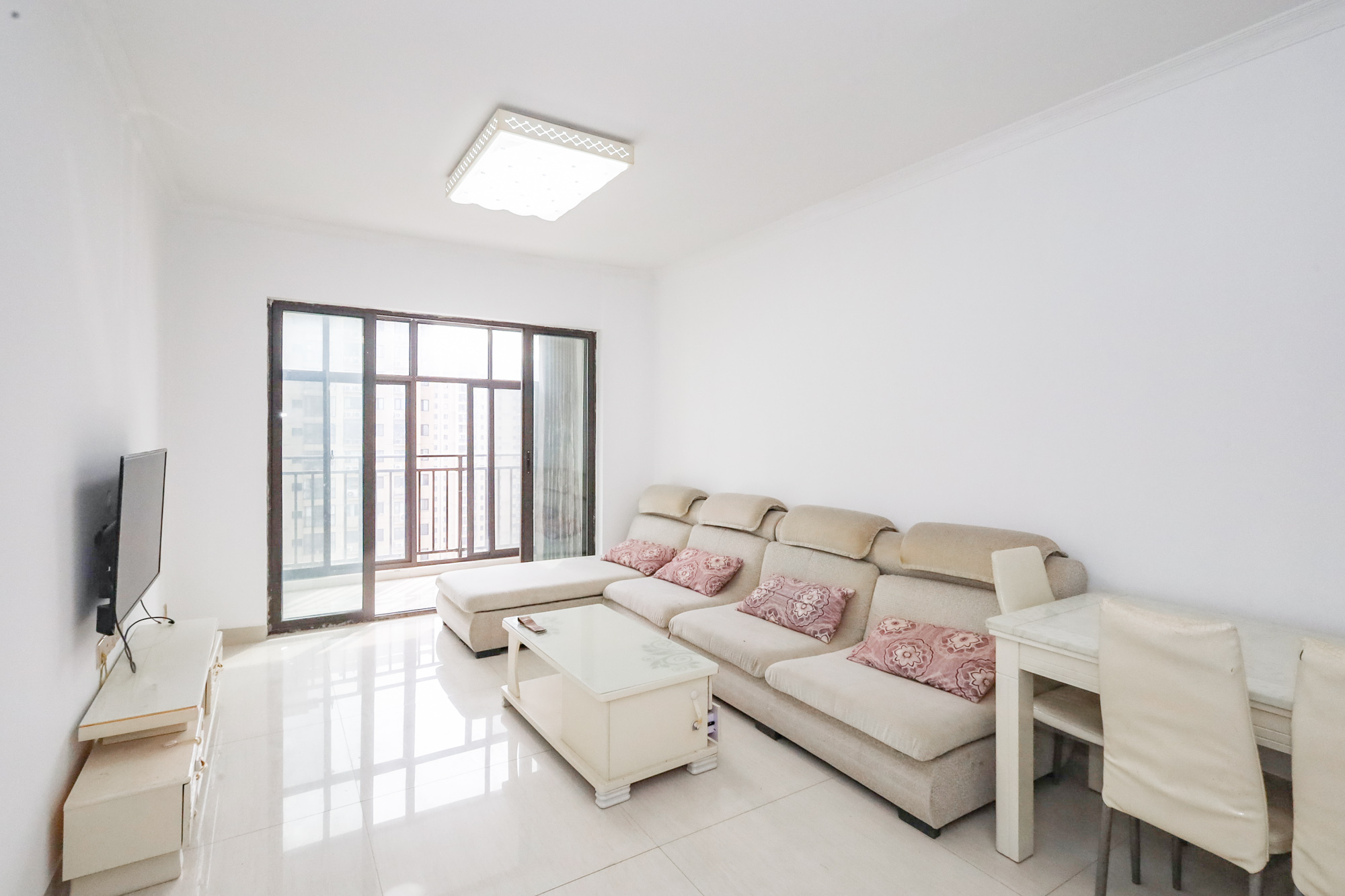 钰龙天下二期(钰龙佳园) 2室2厅1卫 230.0万 钰龙天下二期(钰龙佳园) 2室2厅1卫 230.0万客厅