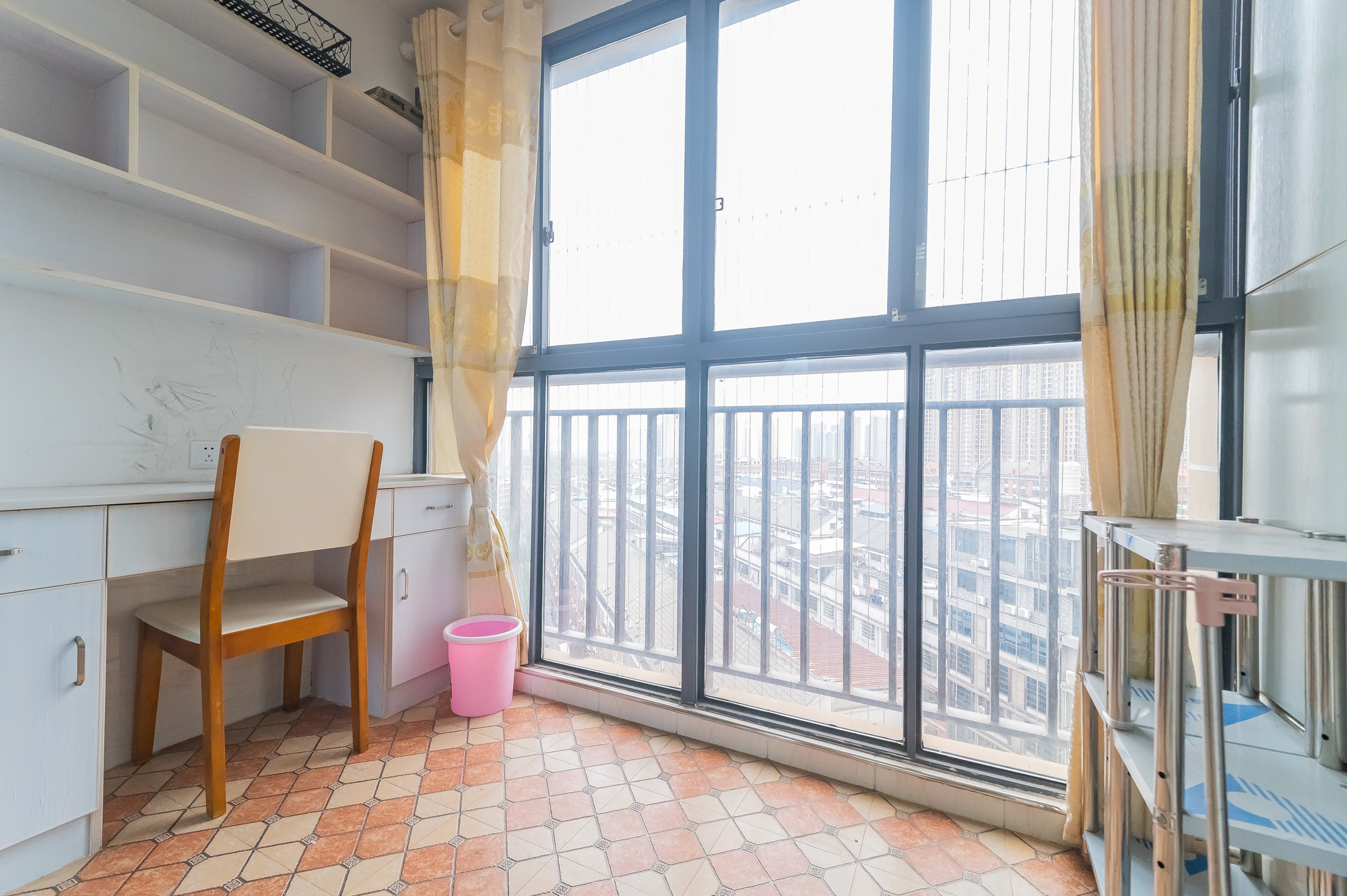 华润置地广场一期 2室2厅1卫 58.8万 华润置地广场一期 2室2厅1卫 58.8万阳台