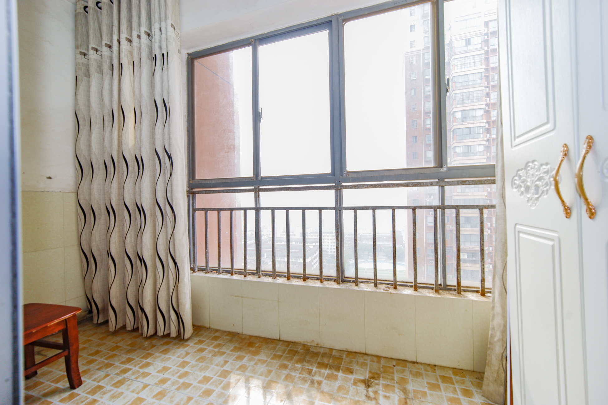 上海城小区 3室2厅2卫 70.0万 上海城小区 3室2厅2卫 70.0万阳台