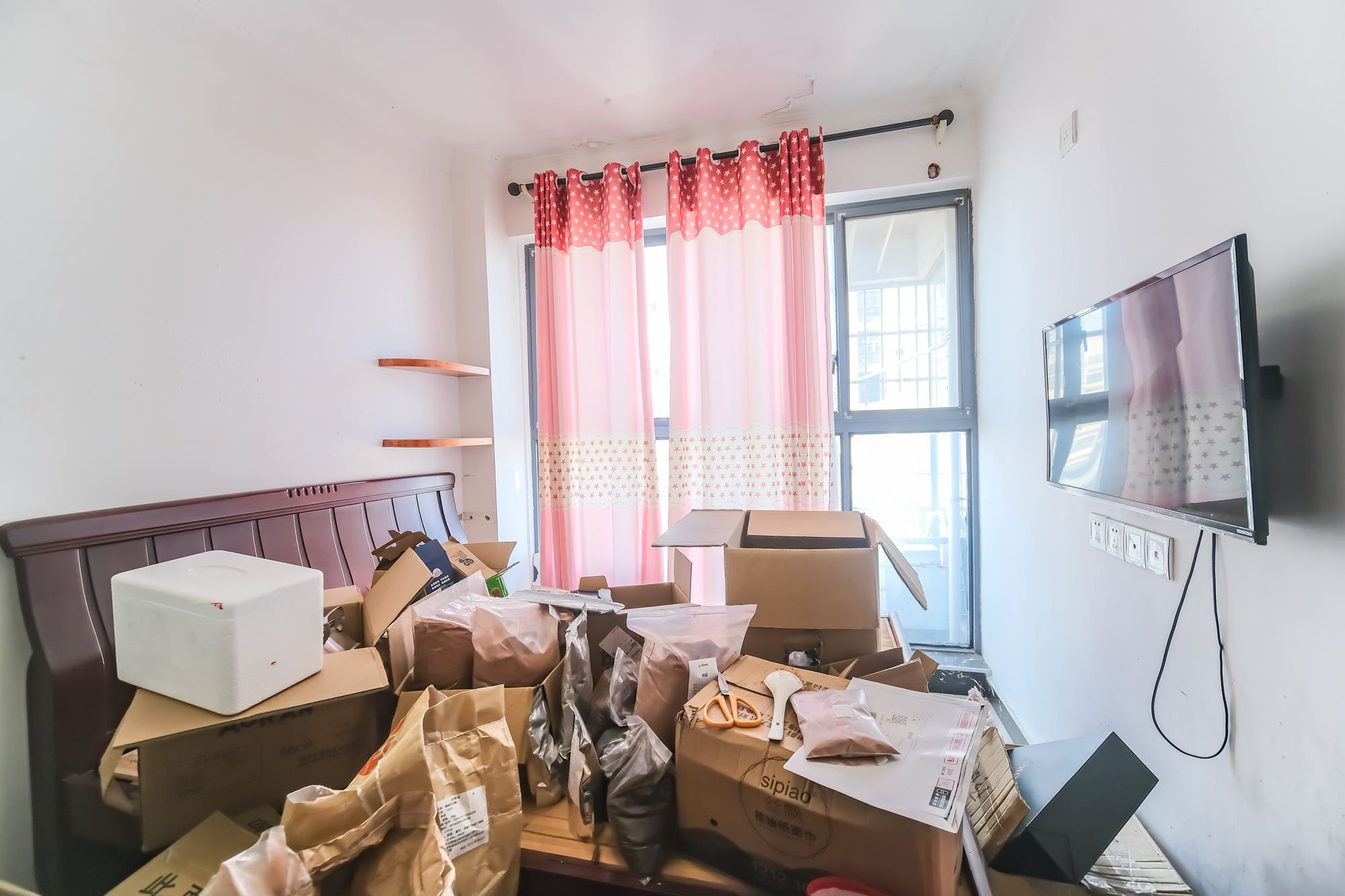 花样年华  4室2厅1卫    72.0万 花样年华  4室2厅1卫    72.0万卧室