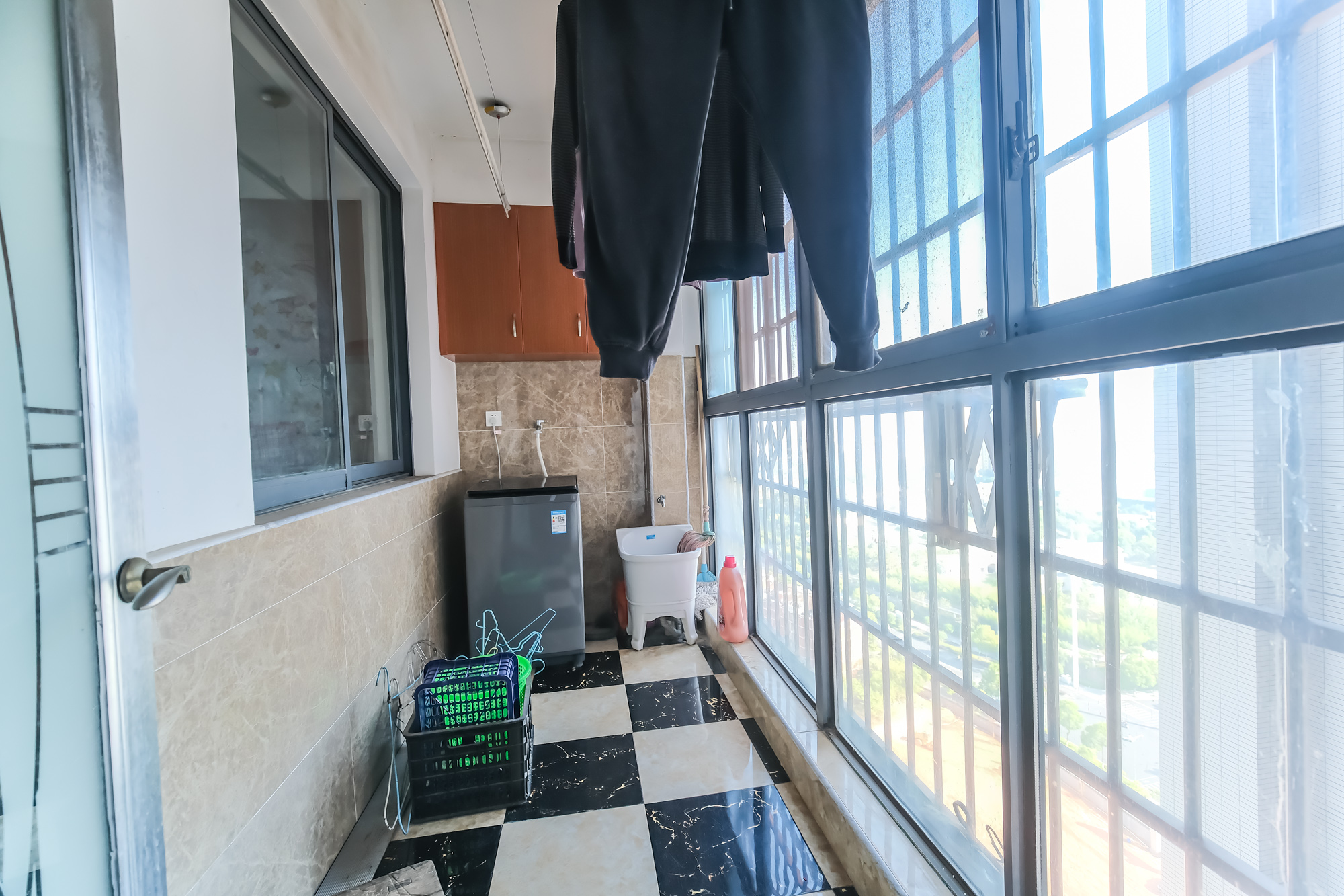 花样年华  4室2厅1卫    72.0万 花样年华  4室2厅1卫    72.0万阳台