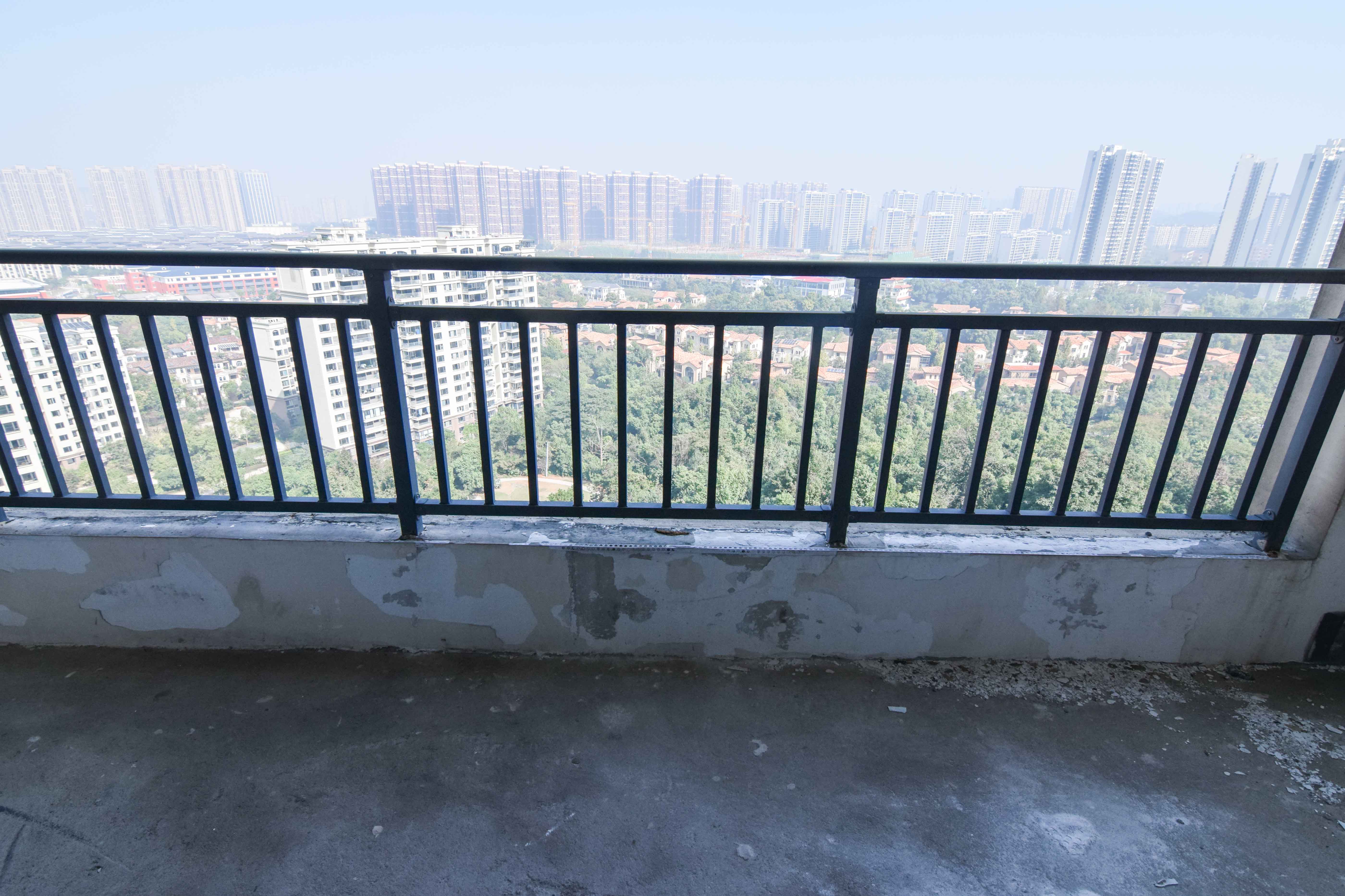 中粮鸿云 4室2厅2卫 95.0万 中粮鸿云 4室2厅2卫 95.0万阳台