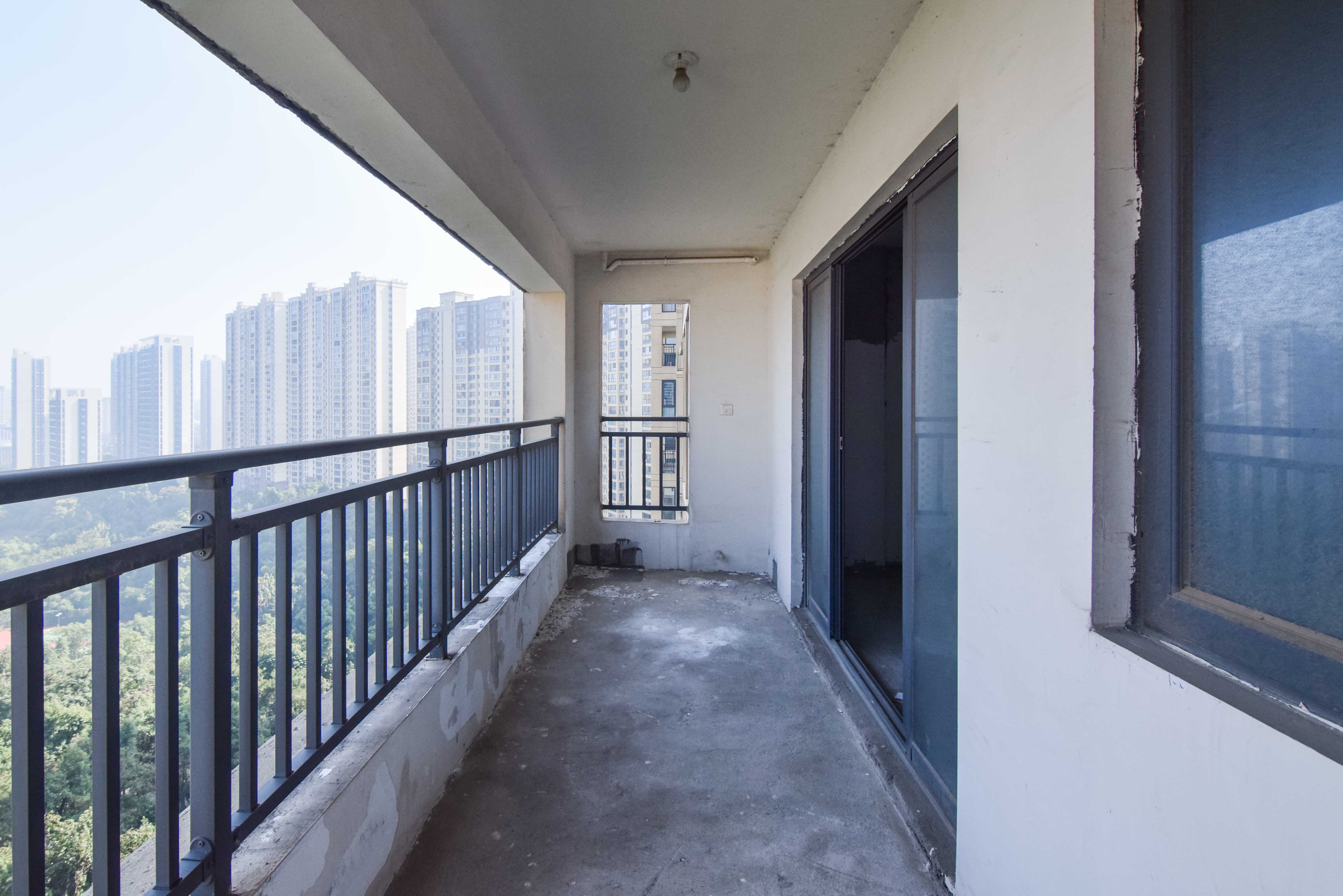 中粮鸿云 4室2厅2卫 95.0万 中粮鸿云 4室2厅2卫 95.0万阳台