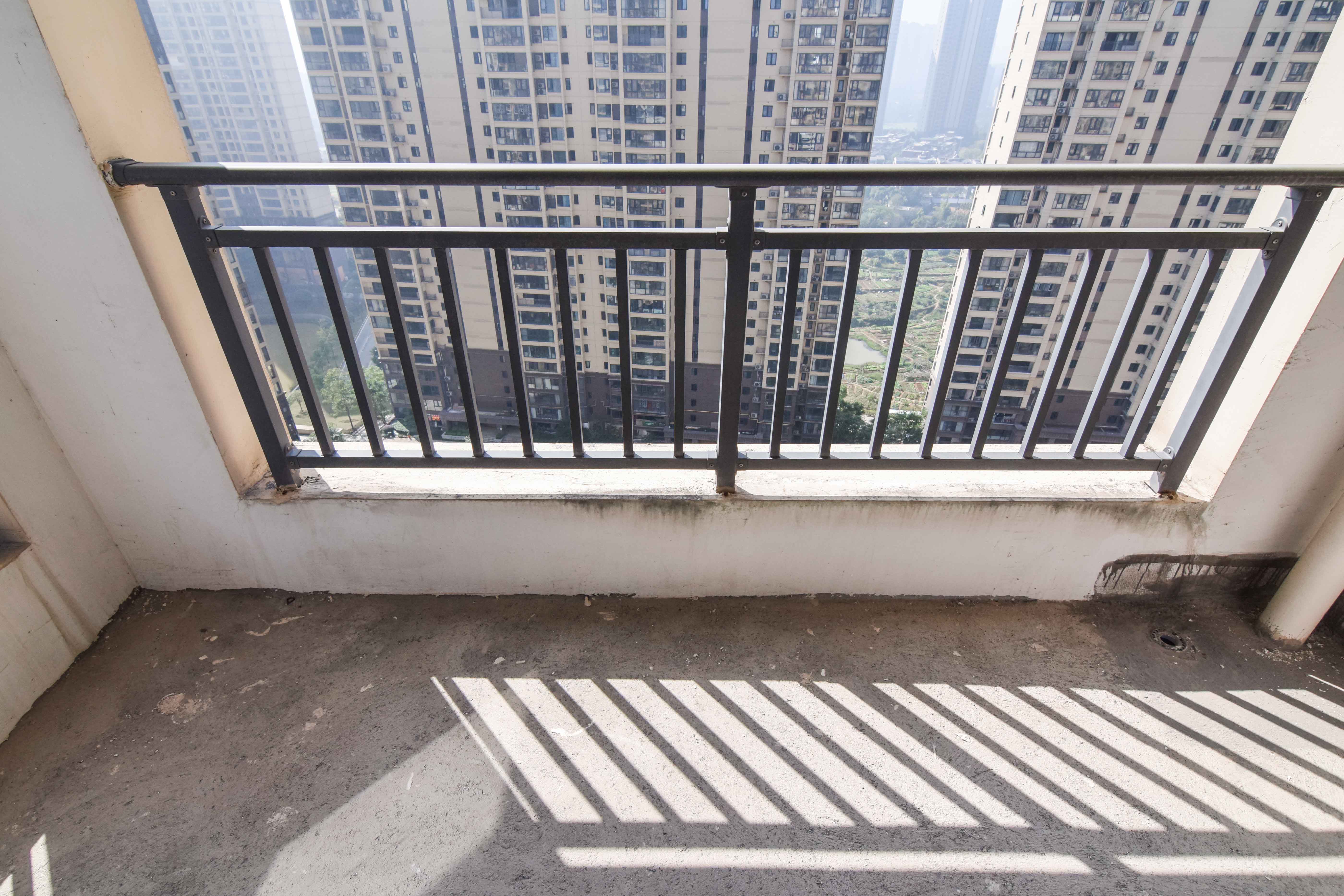 中粮鸿云 4室2厅2卫 95.0万 中粮鸿云 4室2厅2卫 95.0万阳台