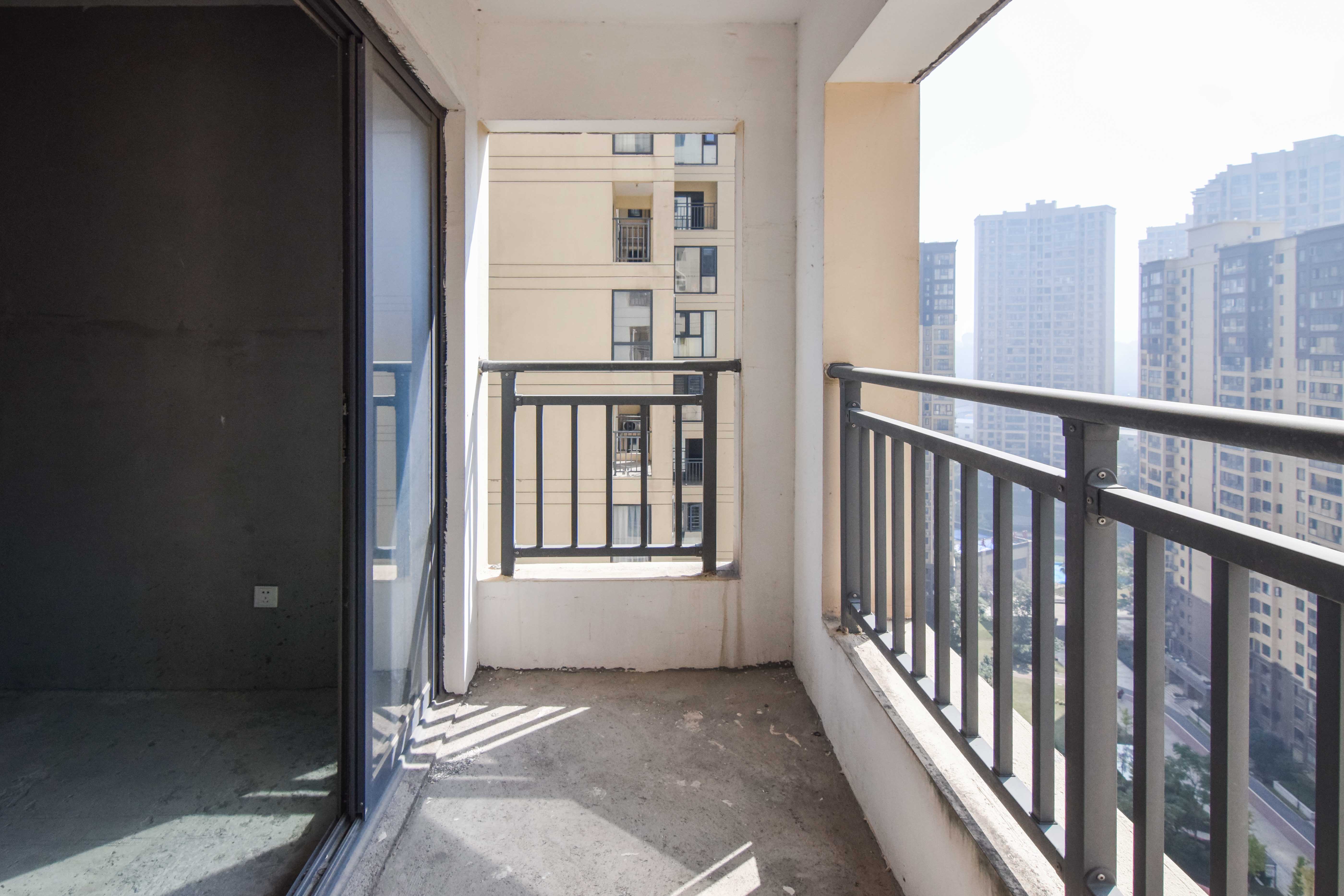 中粮鸿云 4室2厅2卫 95.0万 中粮鸿云 4室2厅2卫 95.0万阳台