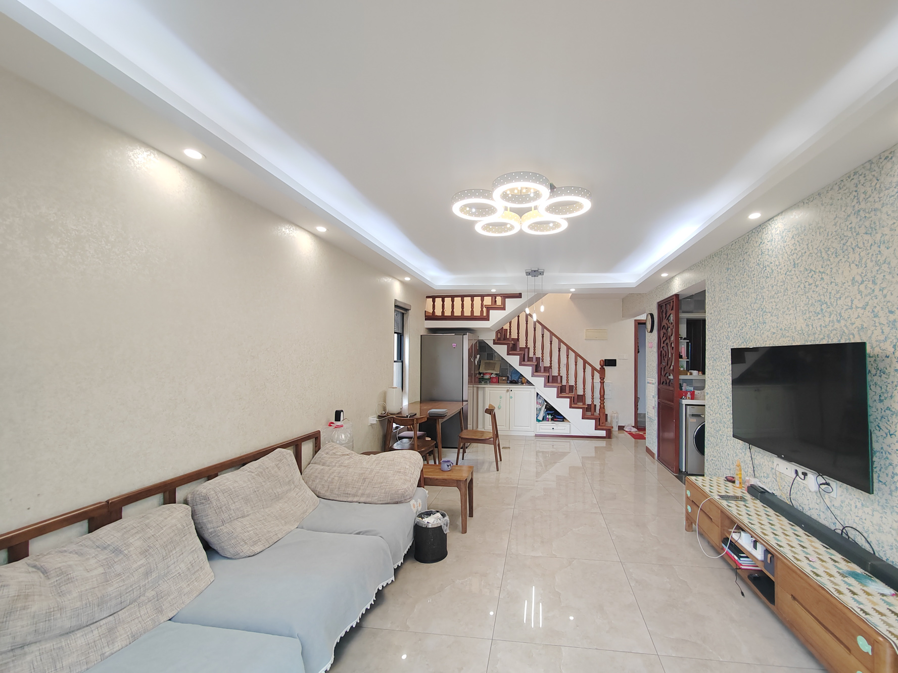 保利城(中航城国际社区、郡原美村) 4室2厅2卫 82.0万 保利城(中航城国际社区、郡原美村) 4室2厅2卫 82.0万客厅