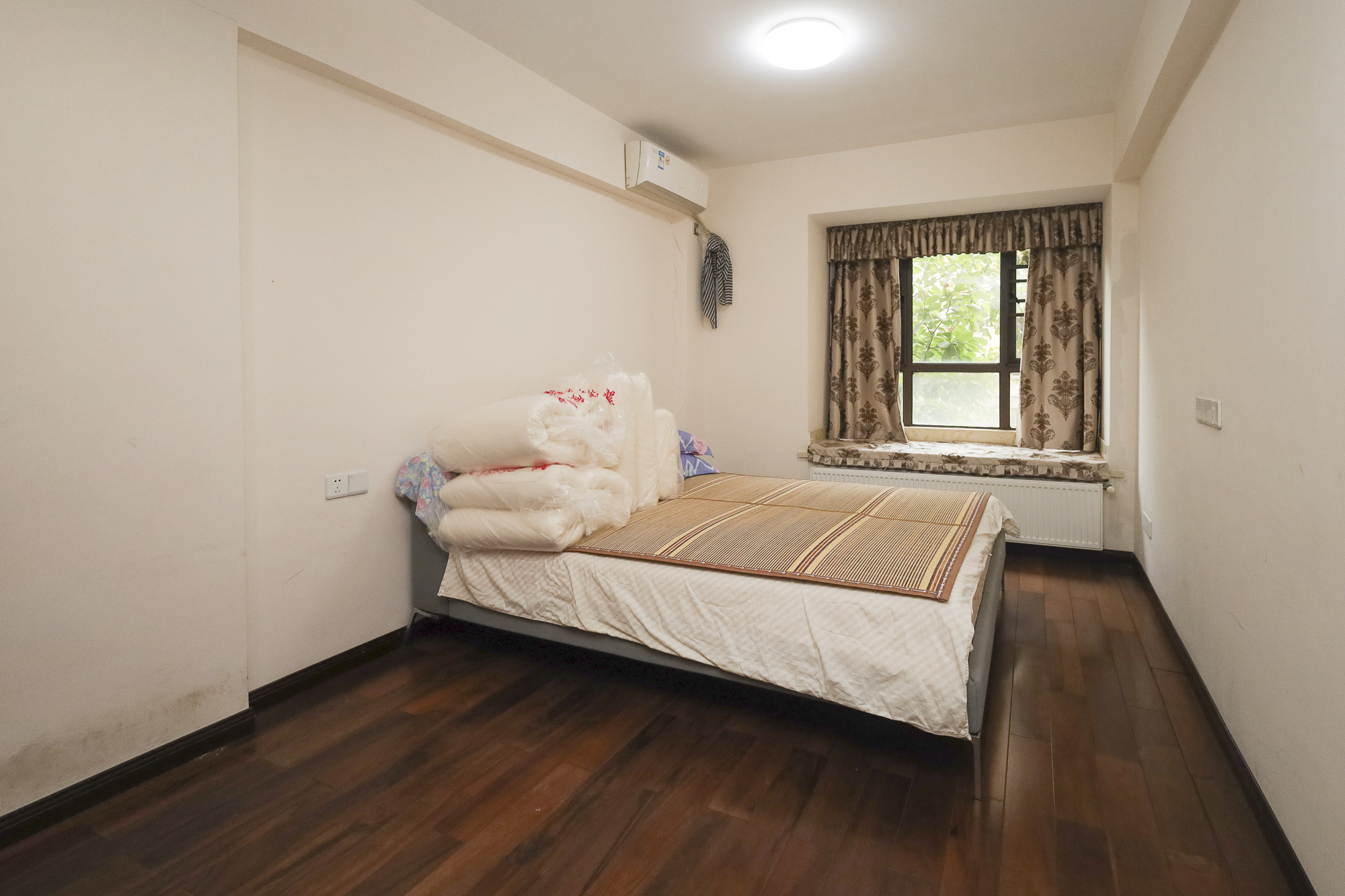 山语城二期  3室2厅1卫    100.0万卧室