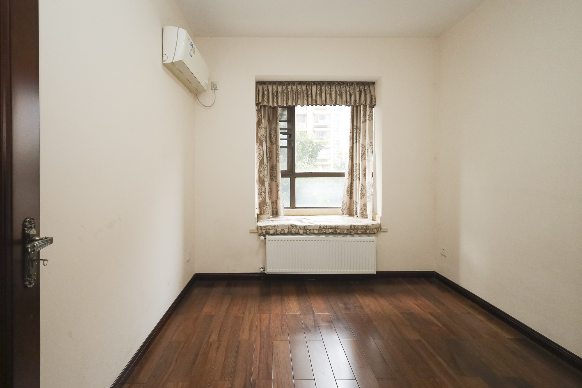 山语城二期  3室2厅1卫    100.0万卧室