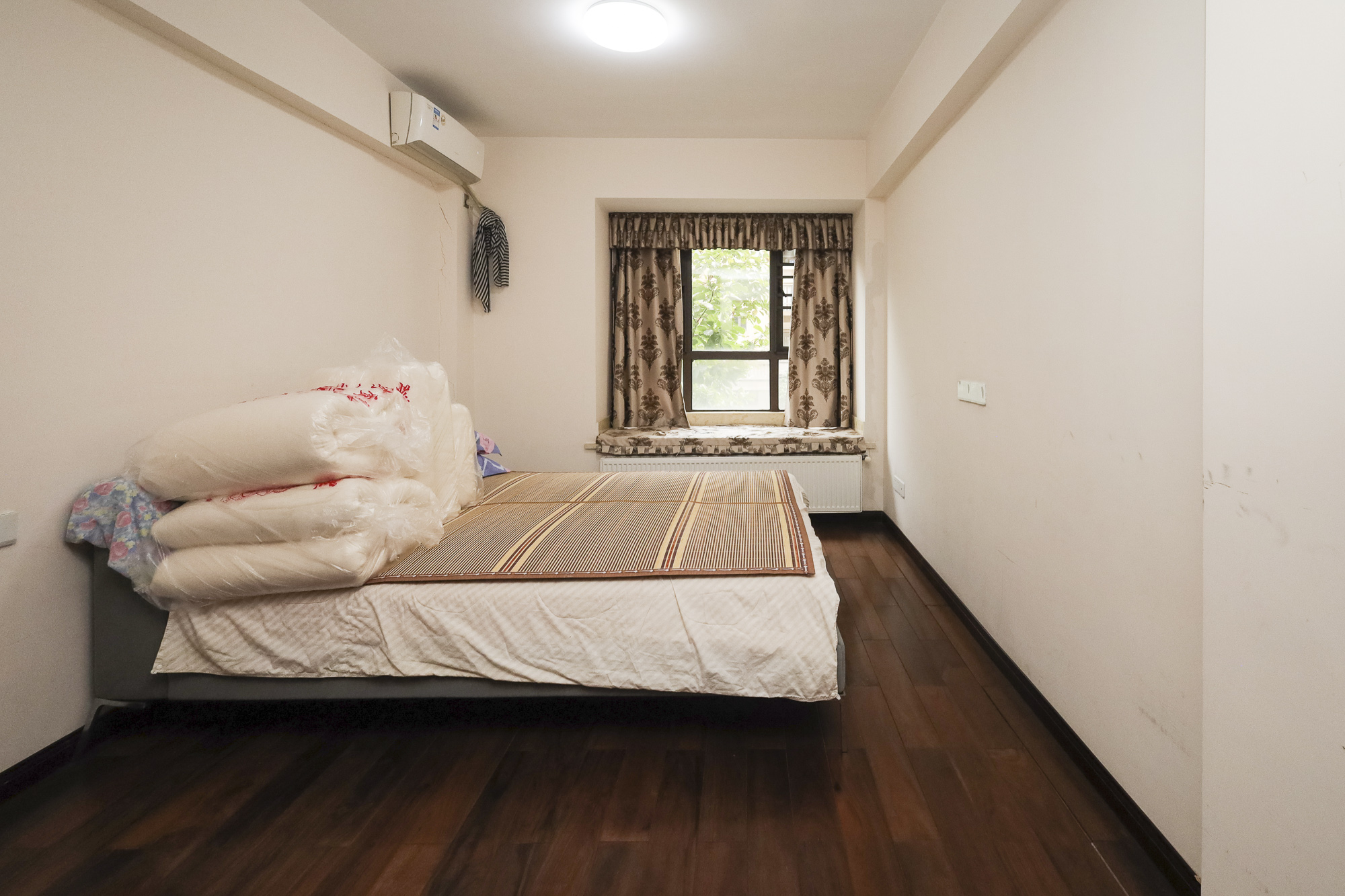 山语城二期  3室2厅1卫    100.0万卧室